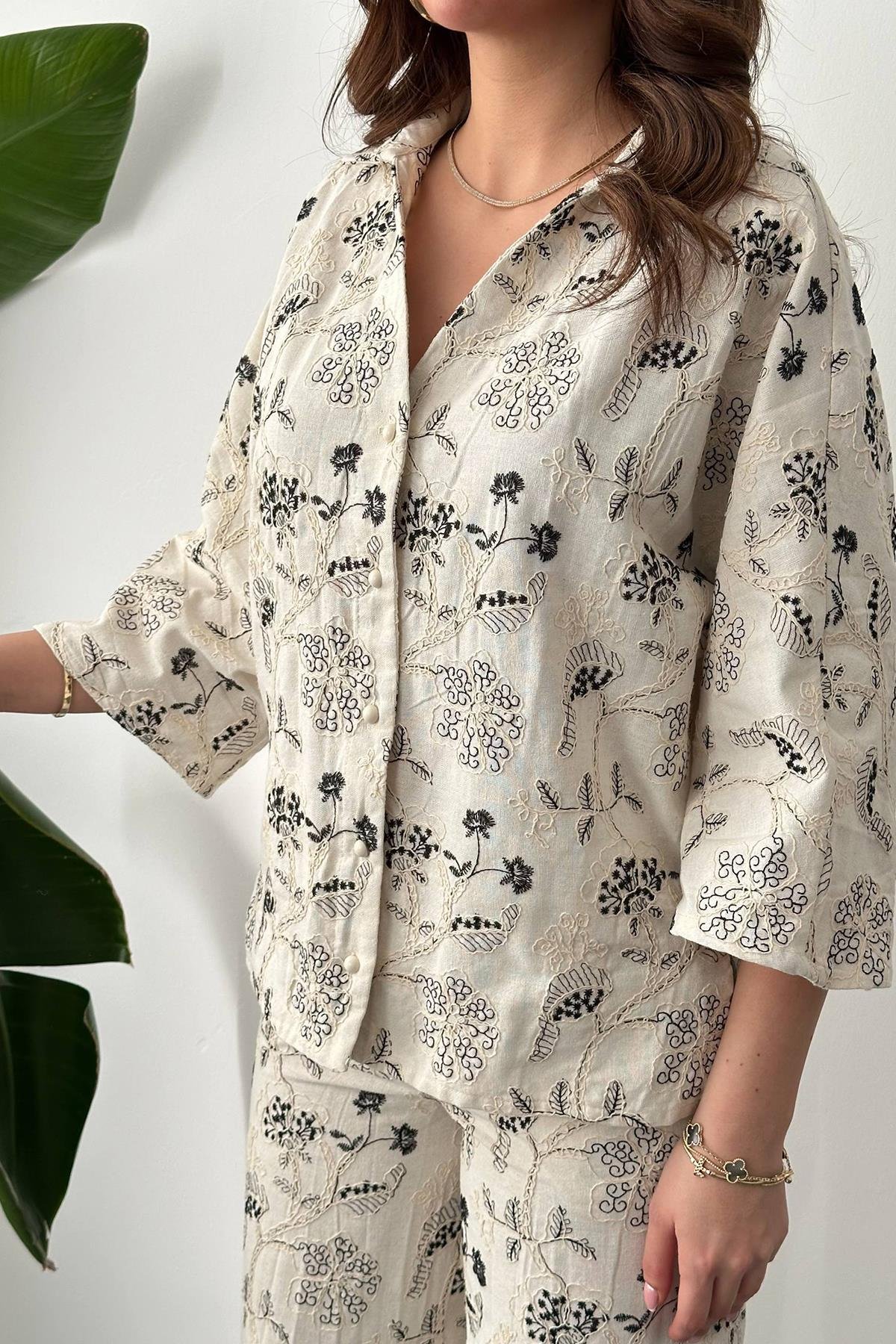 Бежевый вышитый льняной костюм оптом