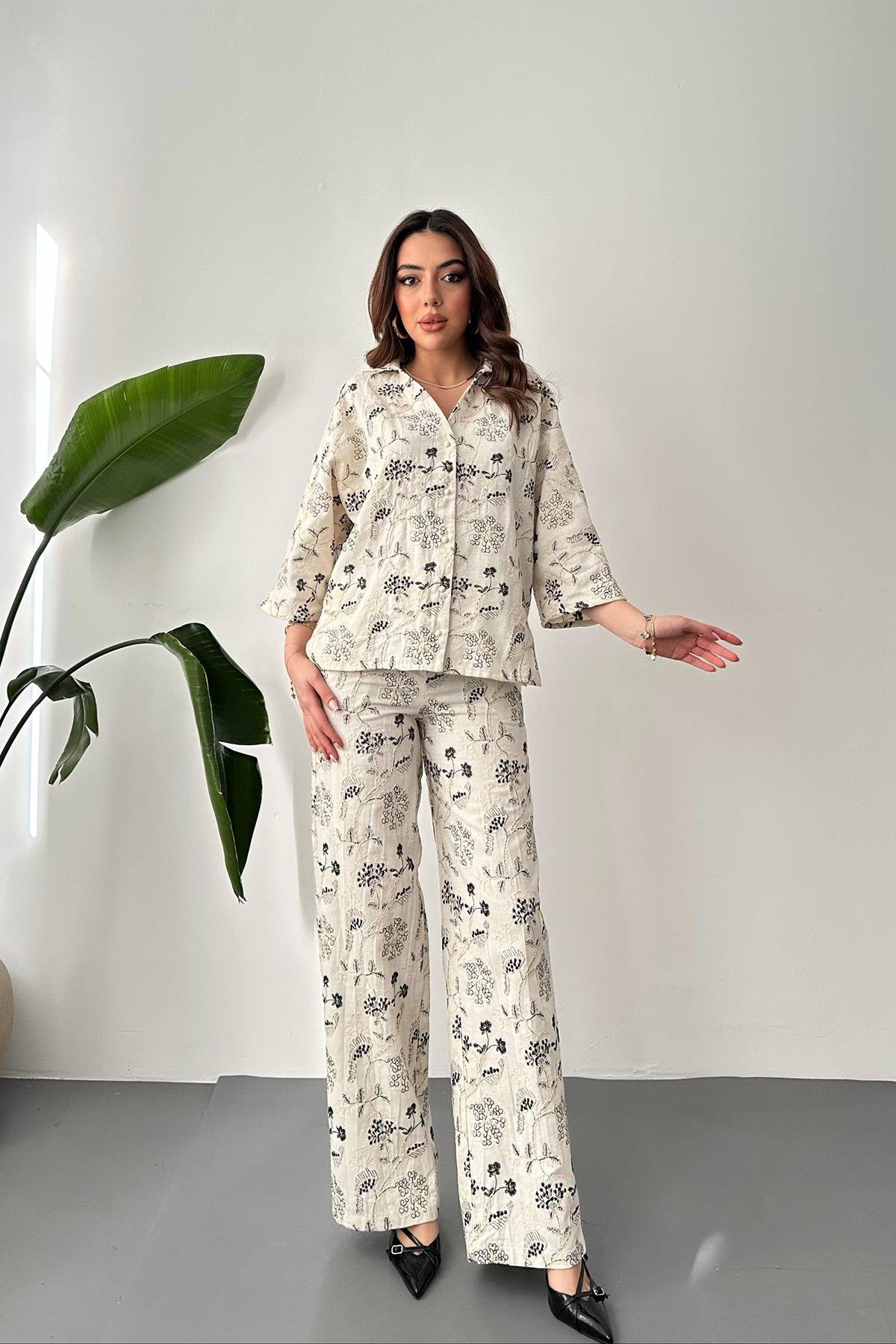 Бежевый вышитый льняной костюм оптом