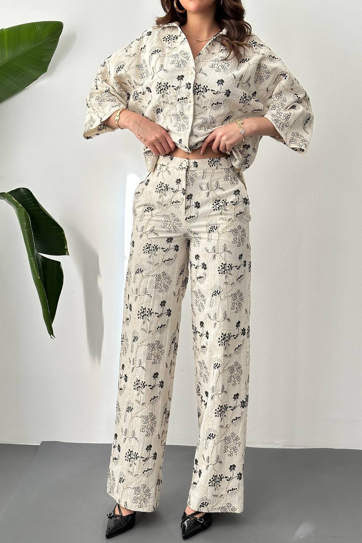 Бежевый вышитый льняной костюм оптом