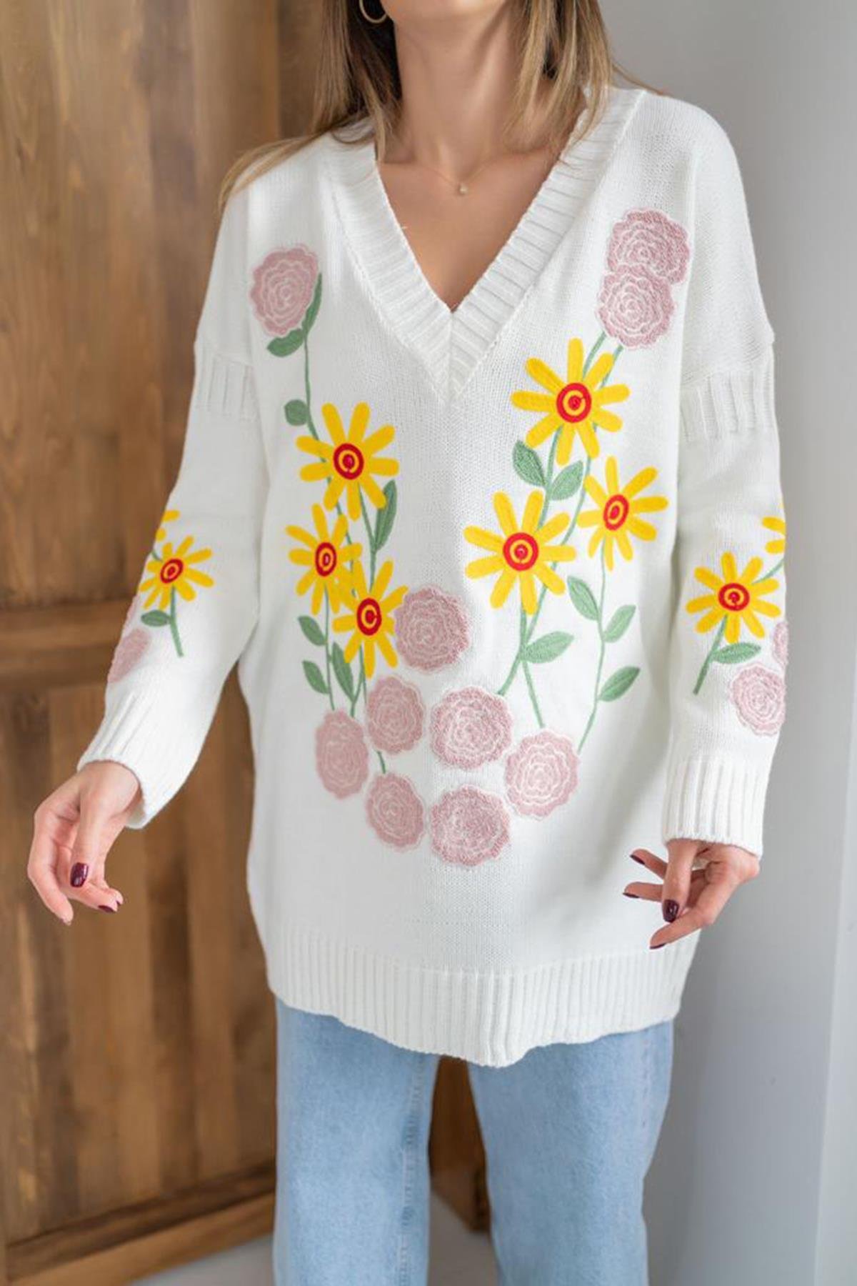 Toptan Beyaz Çiçek Nakışlı Kazak