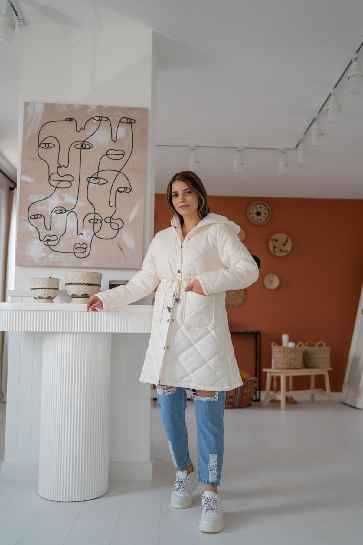 Toptan Beyaz Kapüşonlu Şişme Mont