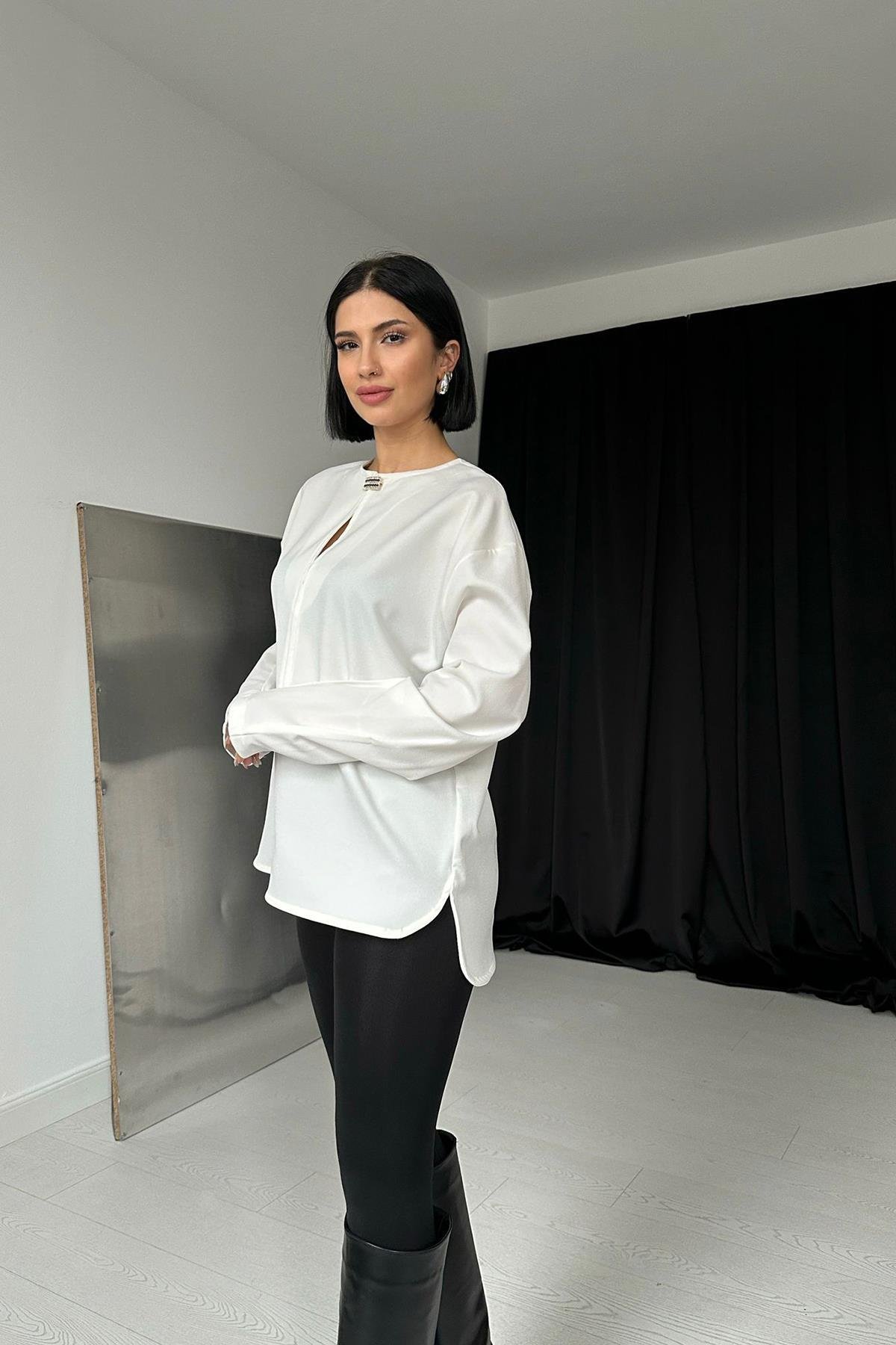 Wholesale White Collar Brooch Blouse