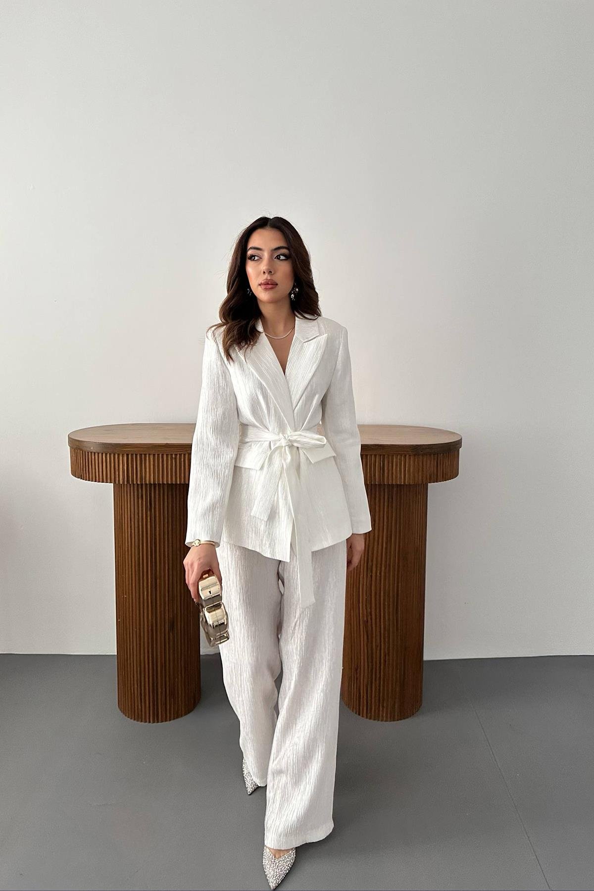 Toptan Ekru Beli Kuşaklı Ceket ve Pantolon Parlak Takım