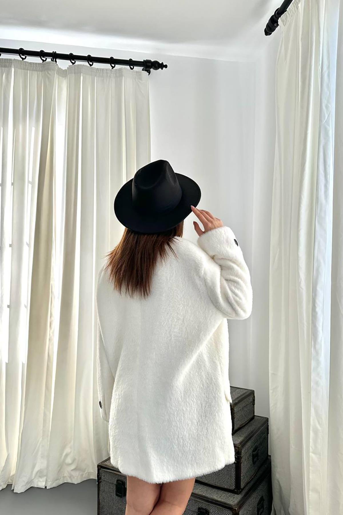 معطف فروي ناعم باللون البيج للبيع بالجملة