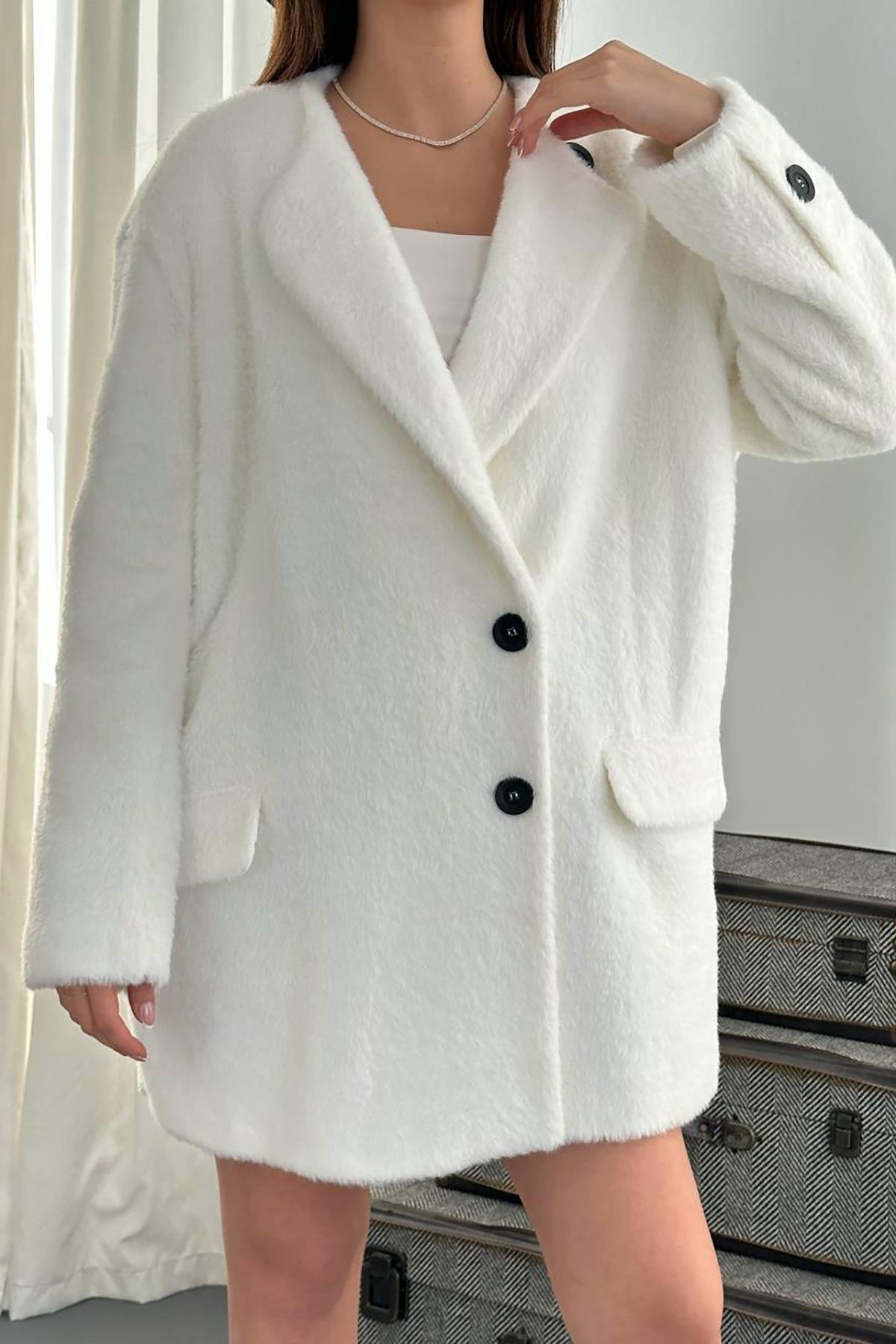 معطف فروي ناعم باللون البيج للبيع بالجملة