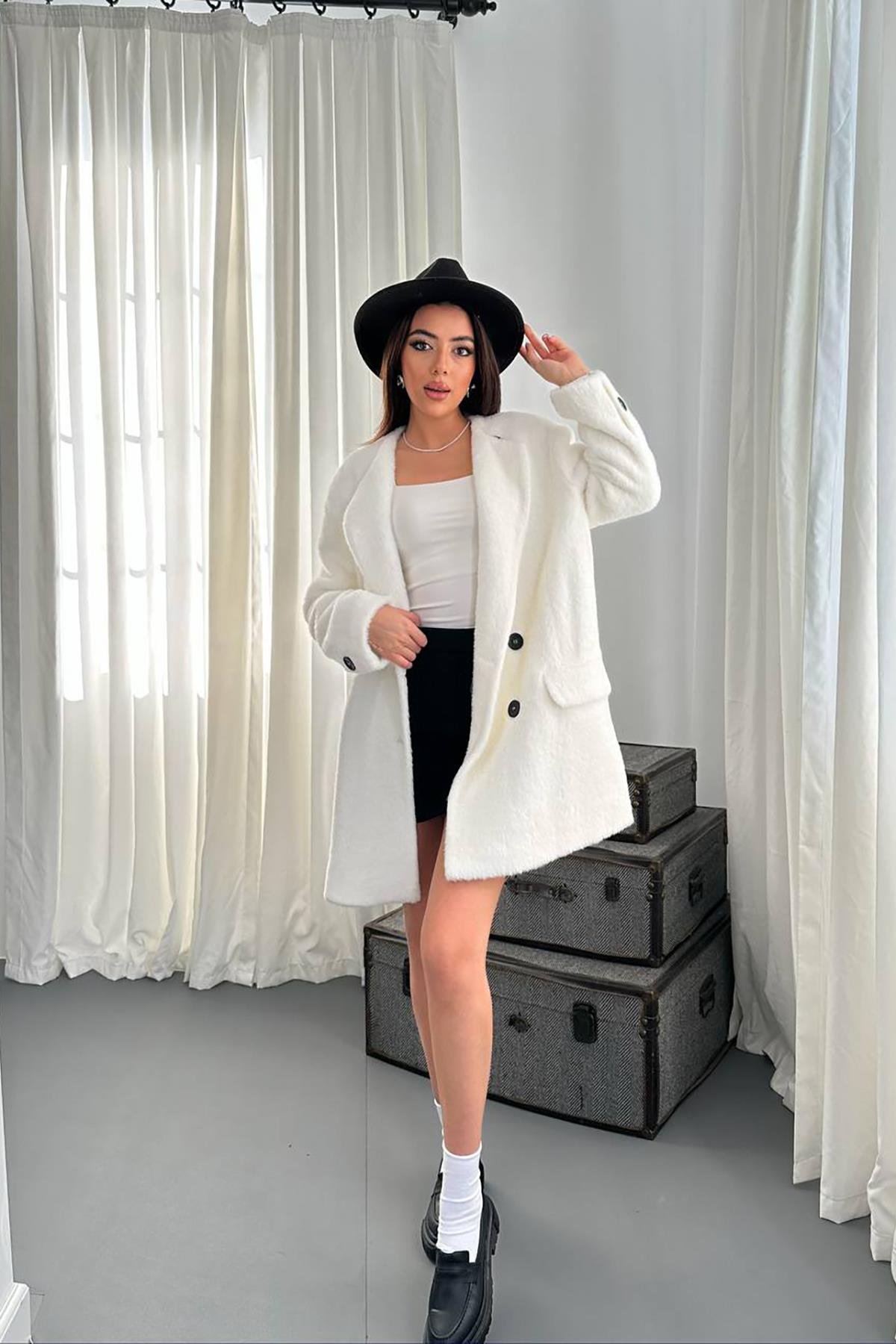 معطف فروي ناعم باللون البيج للبيع بالجملة