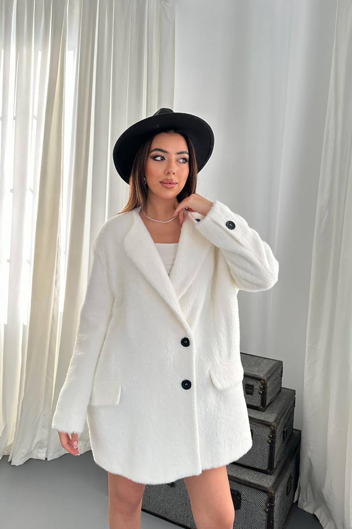 معطف فروي ناعم باللون البيج للبيع بالجملة