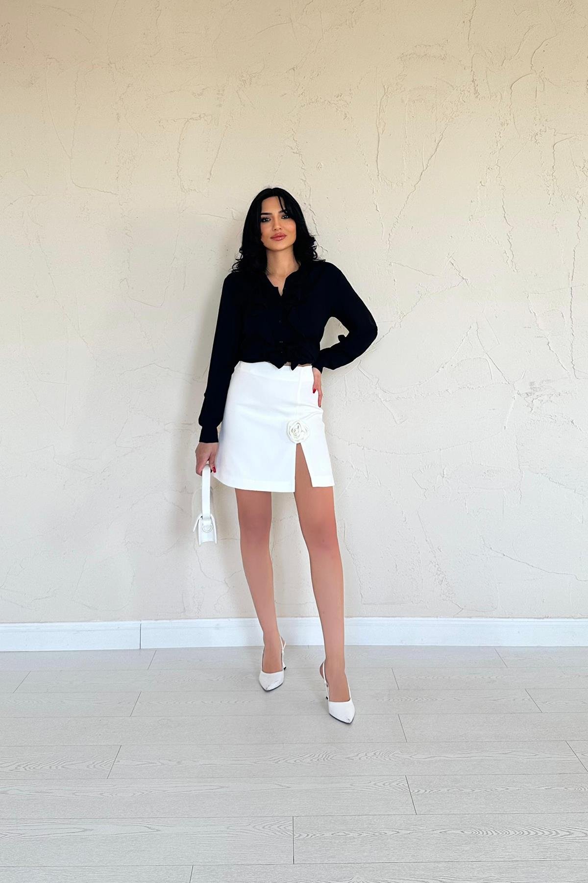 Toptan Ekru Yırtmaçlı Gül Detaylı Mini Etek