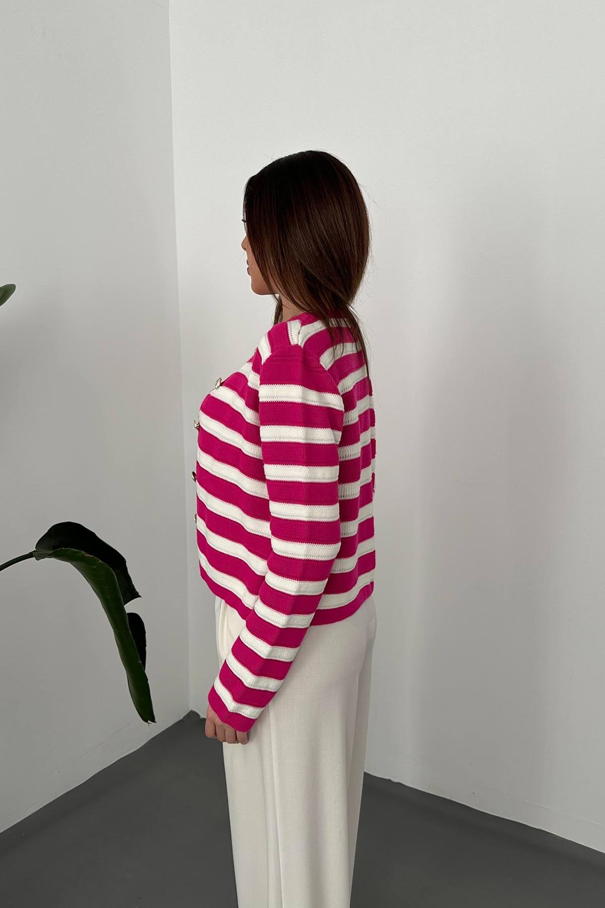 Toptan Fuşya Çizgili ve Düğmeli Triko Kazak