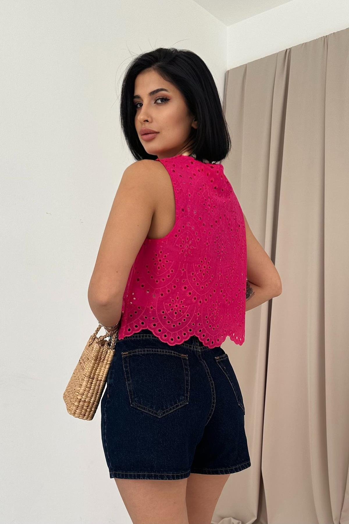 Оптовая продажа блузки цвета фуксии с нулевым рукавом и вышивкой