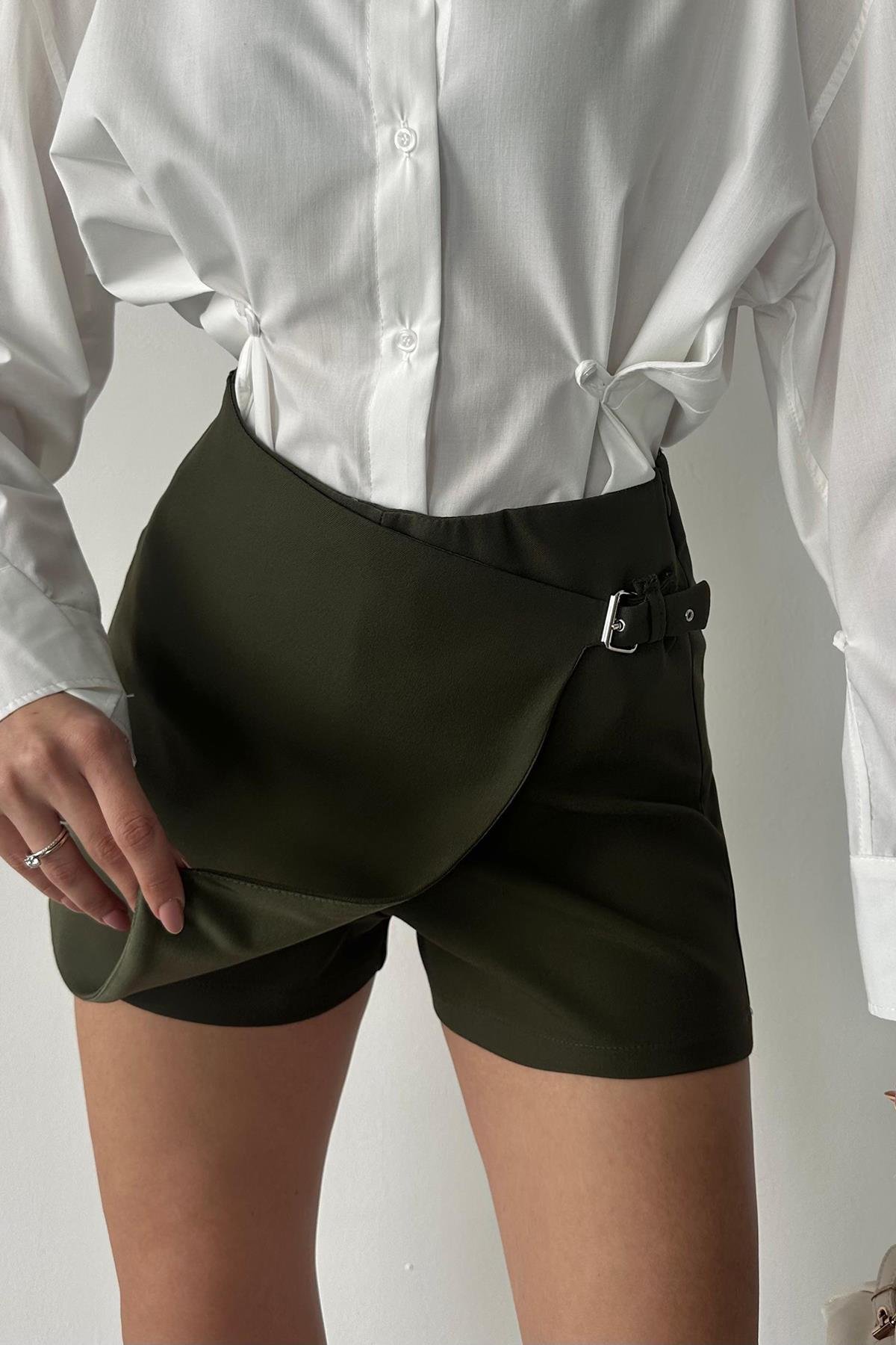 تنورة قصيرة ذات مشبك باللون الكاكي للبيع بالجملة