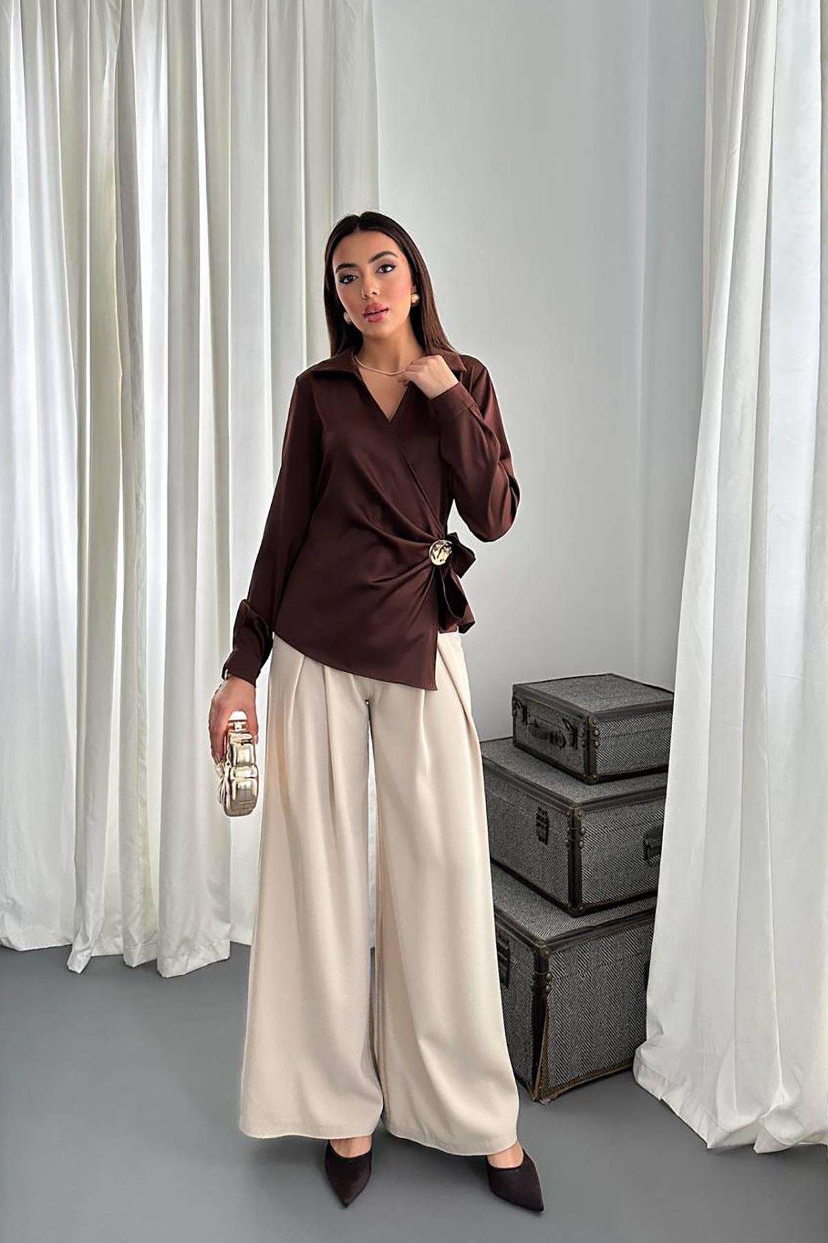 Toptan Kahverengi Düğme Detaylı Saten Bluz