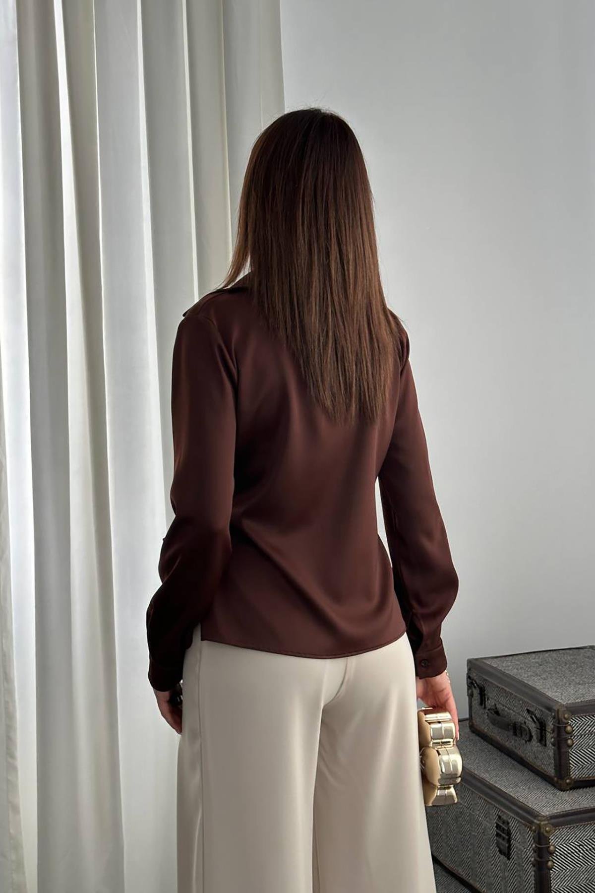 Toptan Kahverengi Düğme Detaylı Saten Bluz