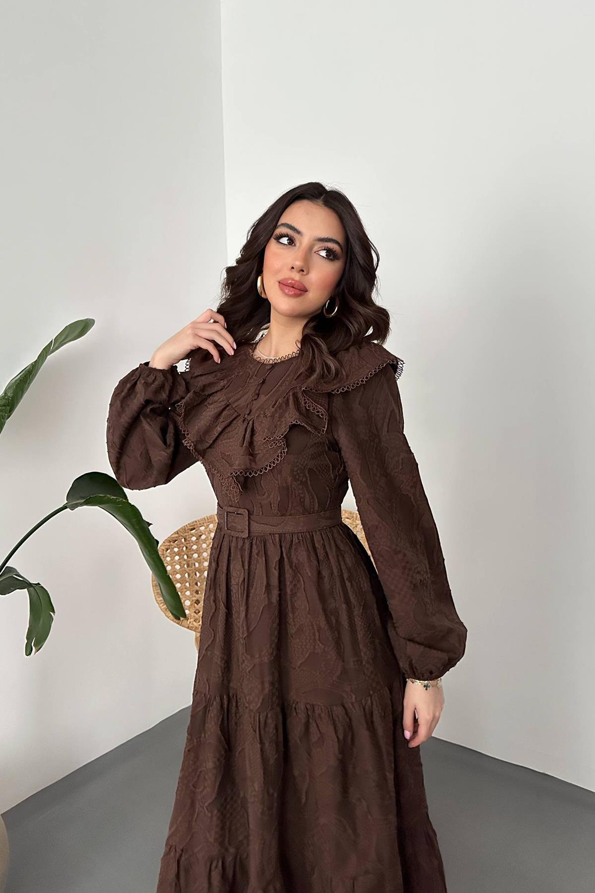 Toptan Kahverengi Fırfırlı Brodeli Elbise