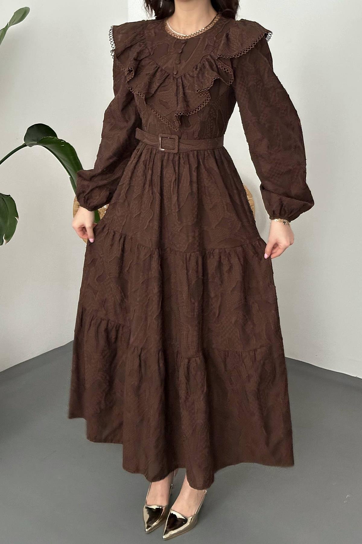 Toptan Kahverengi Fırfırlı Brodeli Elbise
