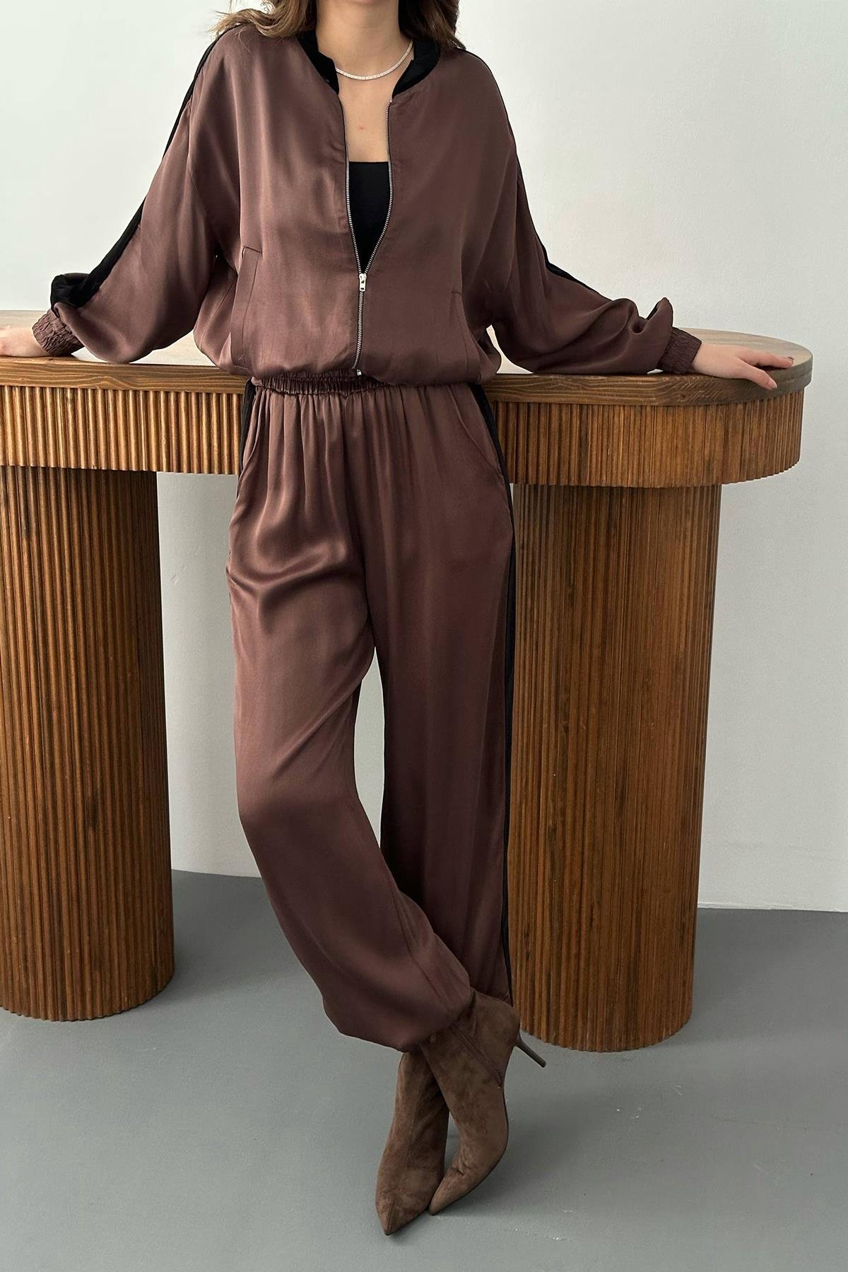 Toptan Kahverengi Kadife Şeritli Saten Eşofman Takımı