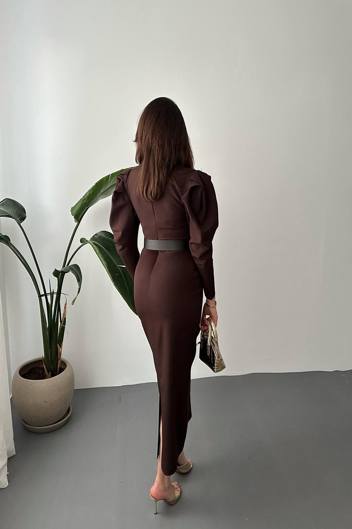 Toptan Kahverengi Kol Tepesi Pileli Kemerli Elbise