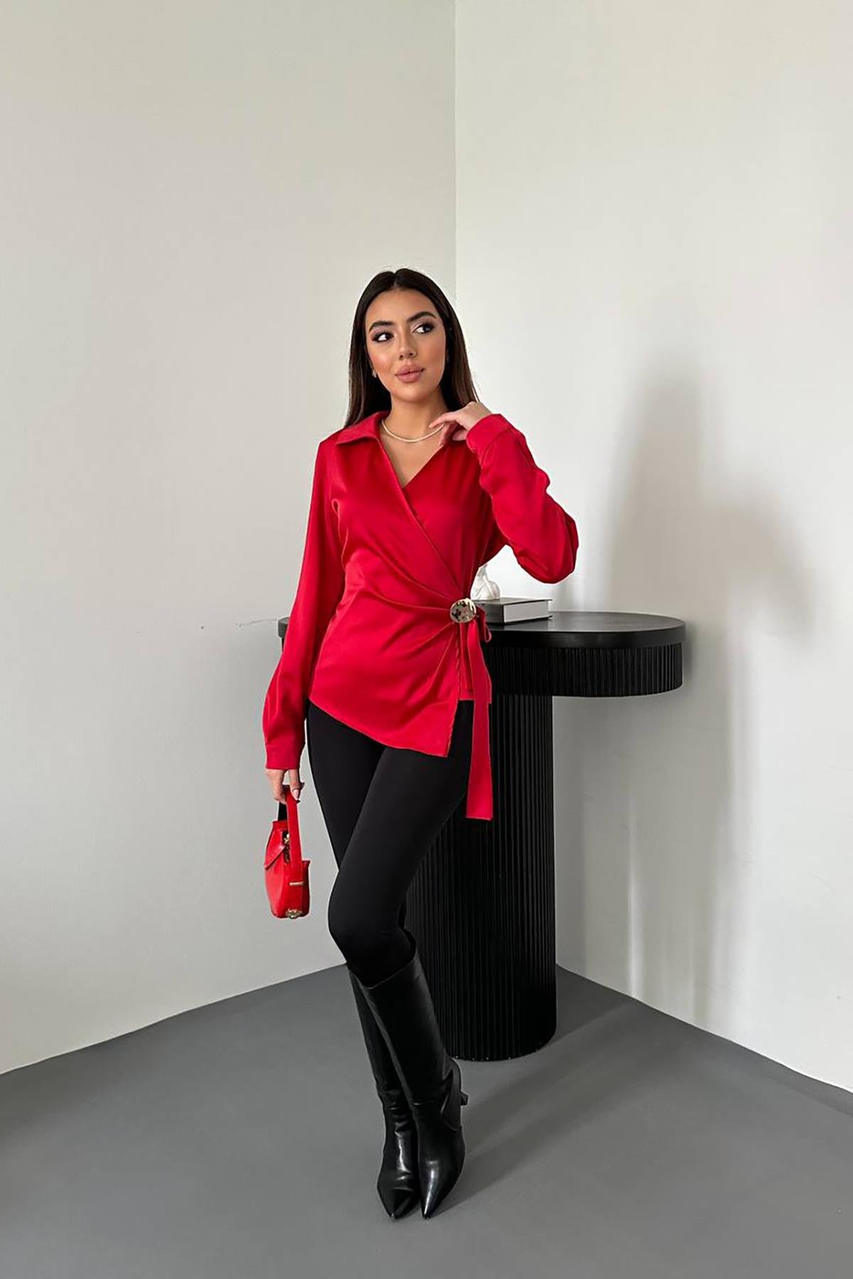 Toptan Kırmızı Düğme Detaylı Saten Bluz