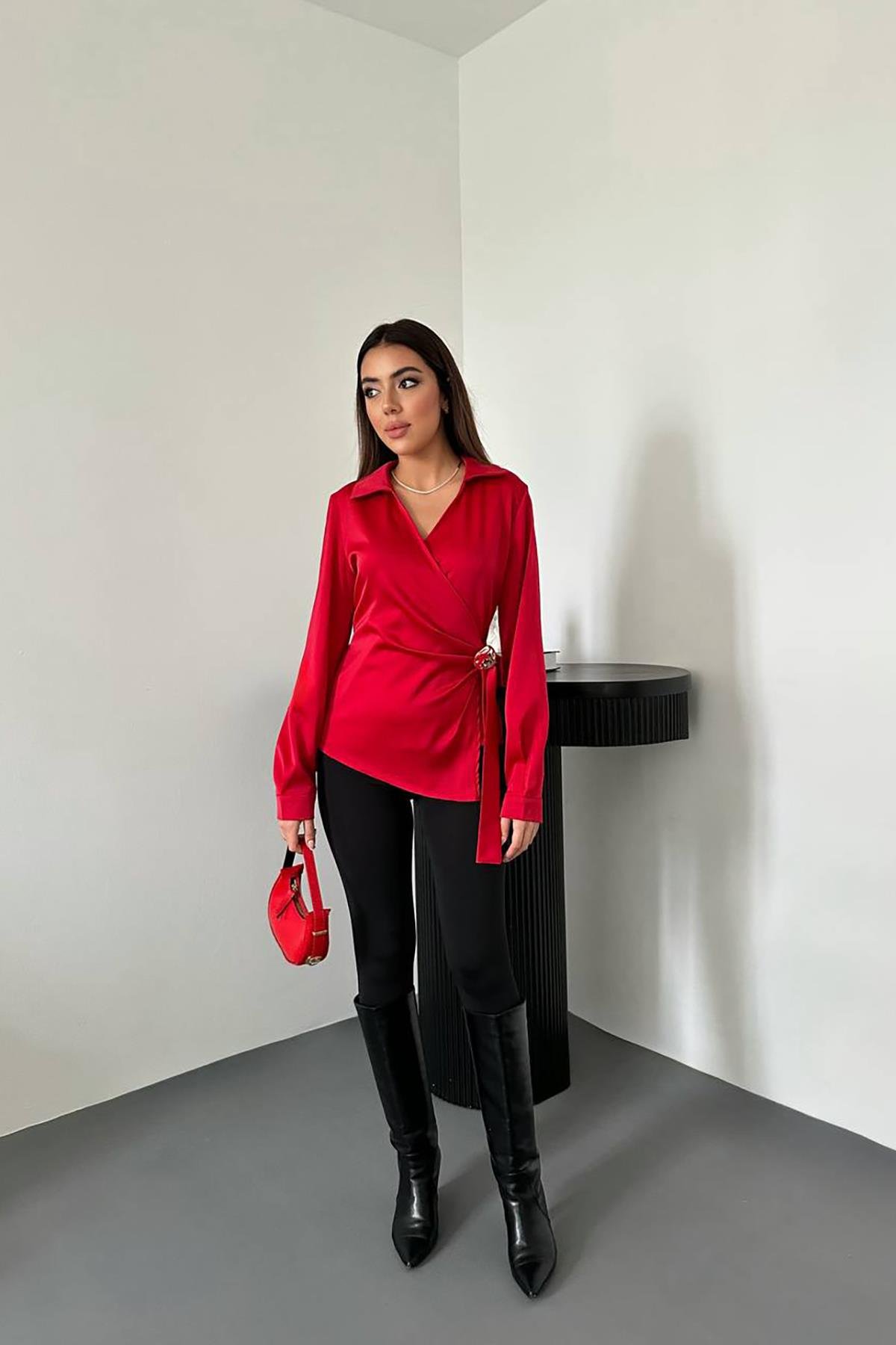 Toptan Kırmızı Düğme Detaylı Saten Bluz