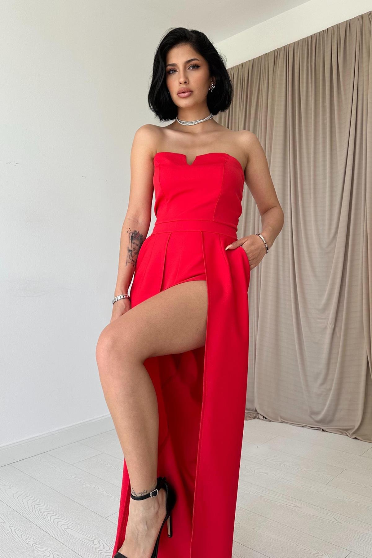 Toptan Kırmızı Yırtmaç Detaylı Straplez Tulum