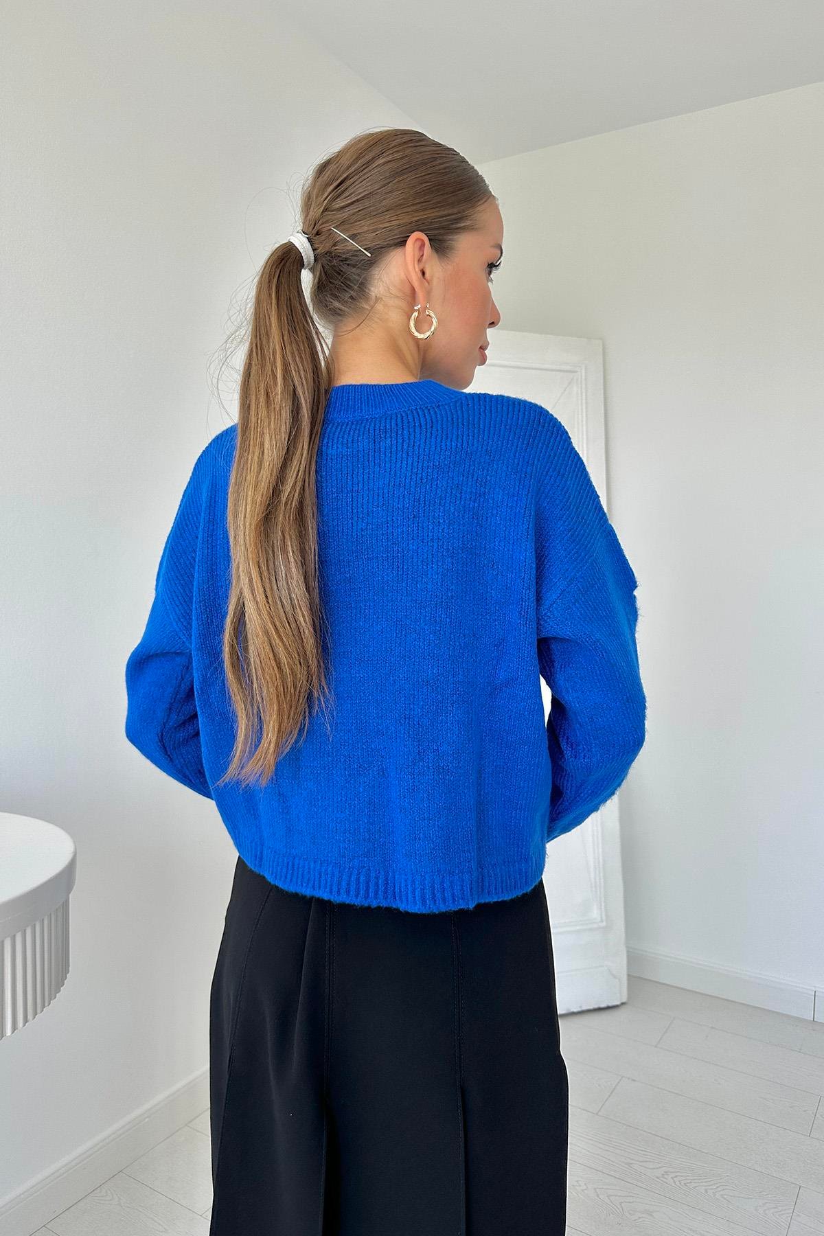 Toptan Mavi Faça ve Zincirli Triko Kazak