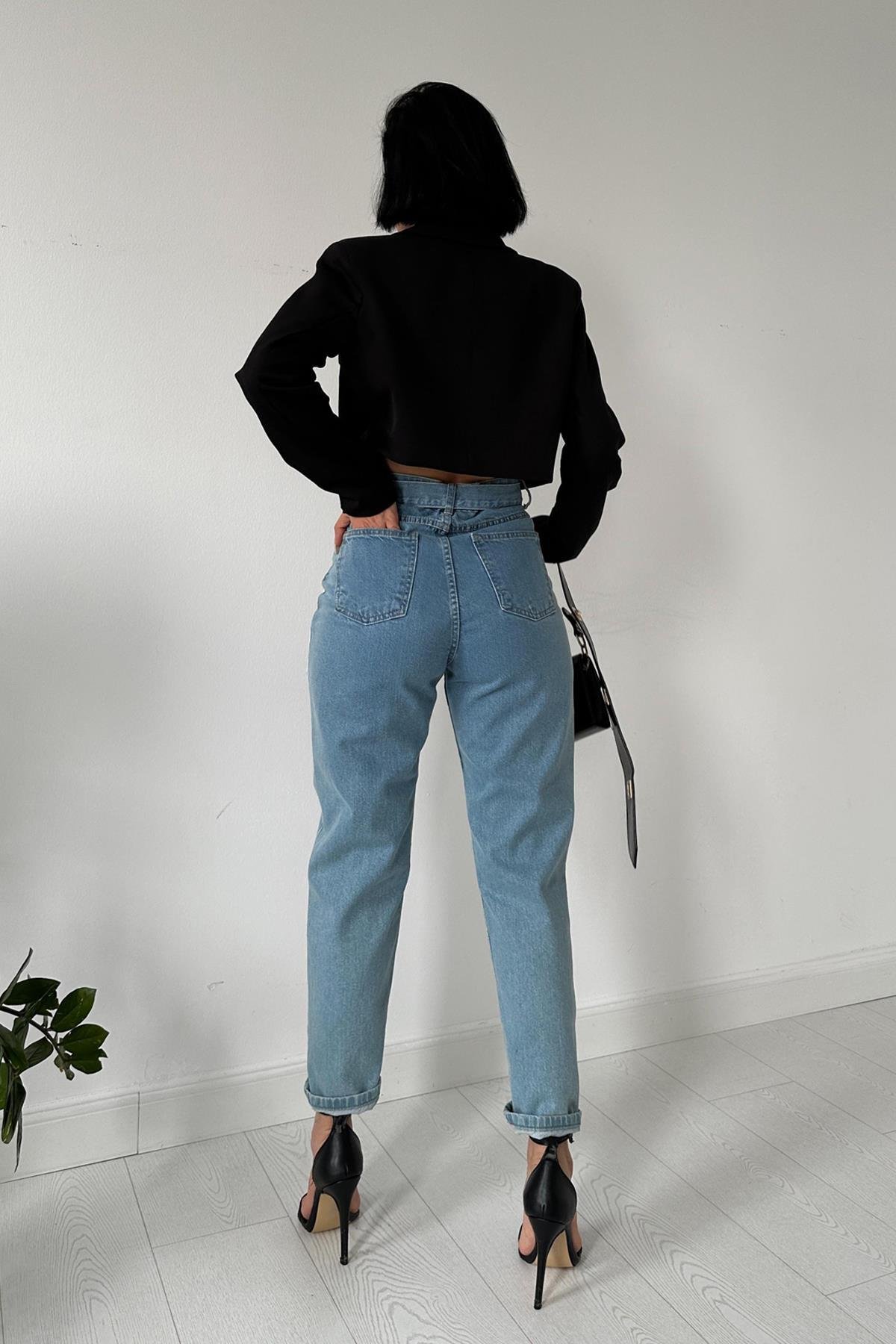 Toptan Mavi Kemerli Yırtık Mom Jeans Pantolon