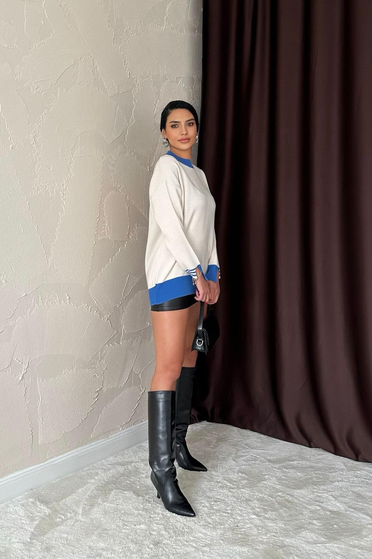 Toptan Mavi Yaka ve Manşet Garnili Triko Kazak