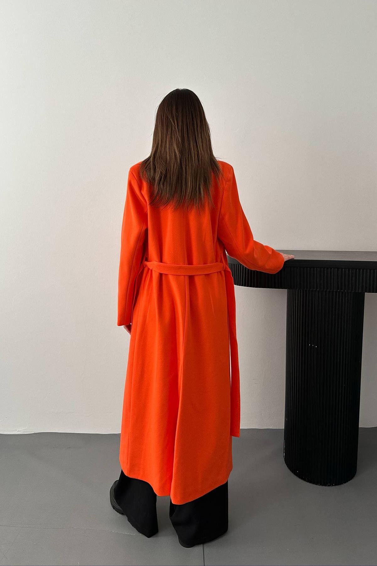 معطف متوسط الطول بحزام برتقالي للبيع بالجملة