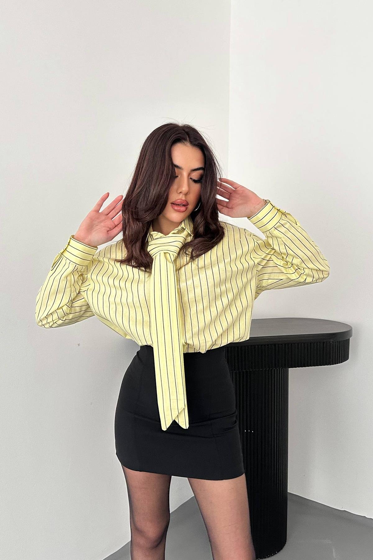 Toptan Sarı Boyundan Bağlamalı Çizgili Gömlek