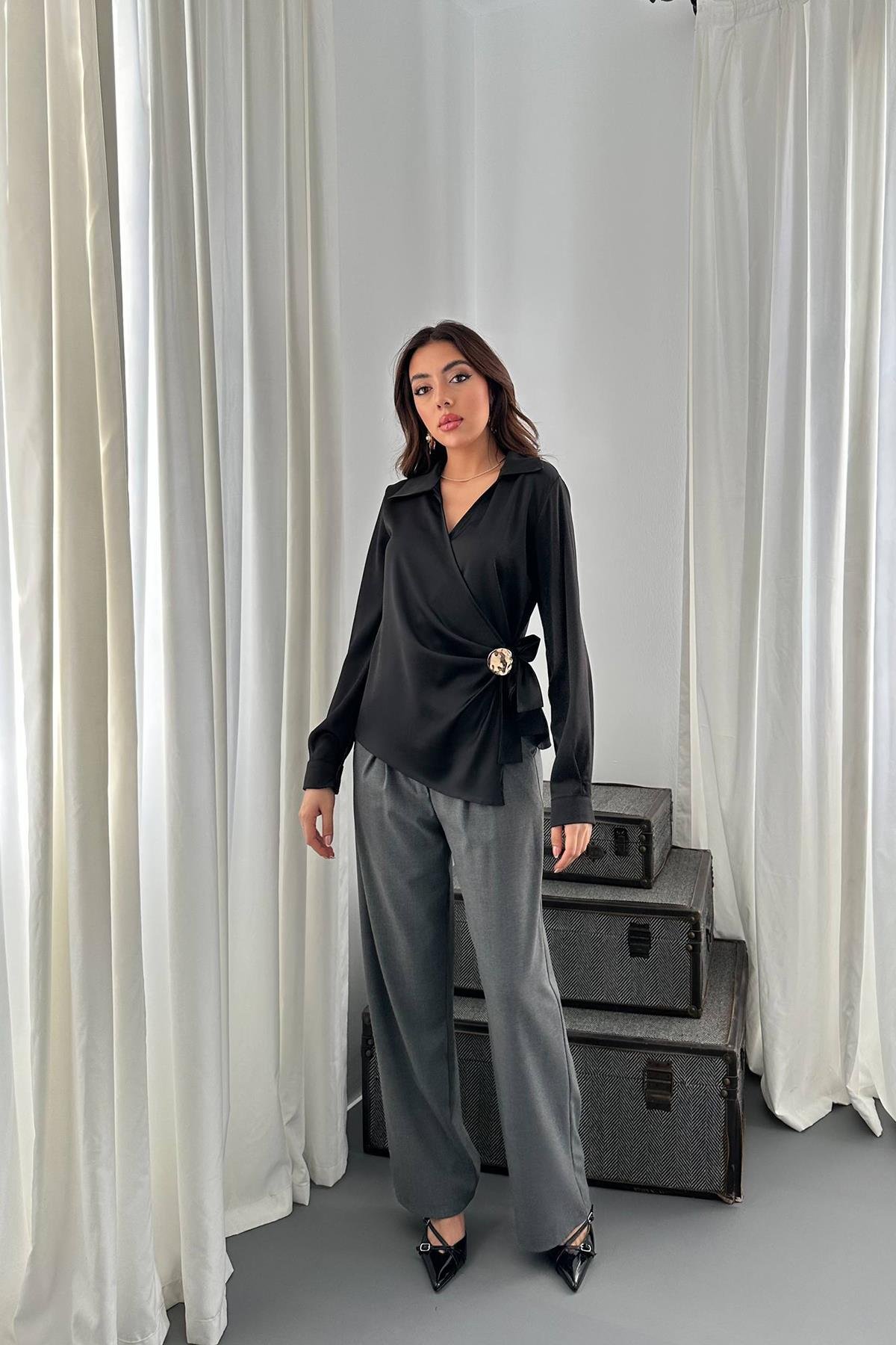 Toptan Siyah Düğme Detaylı Saten Bluz