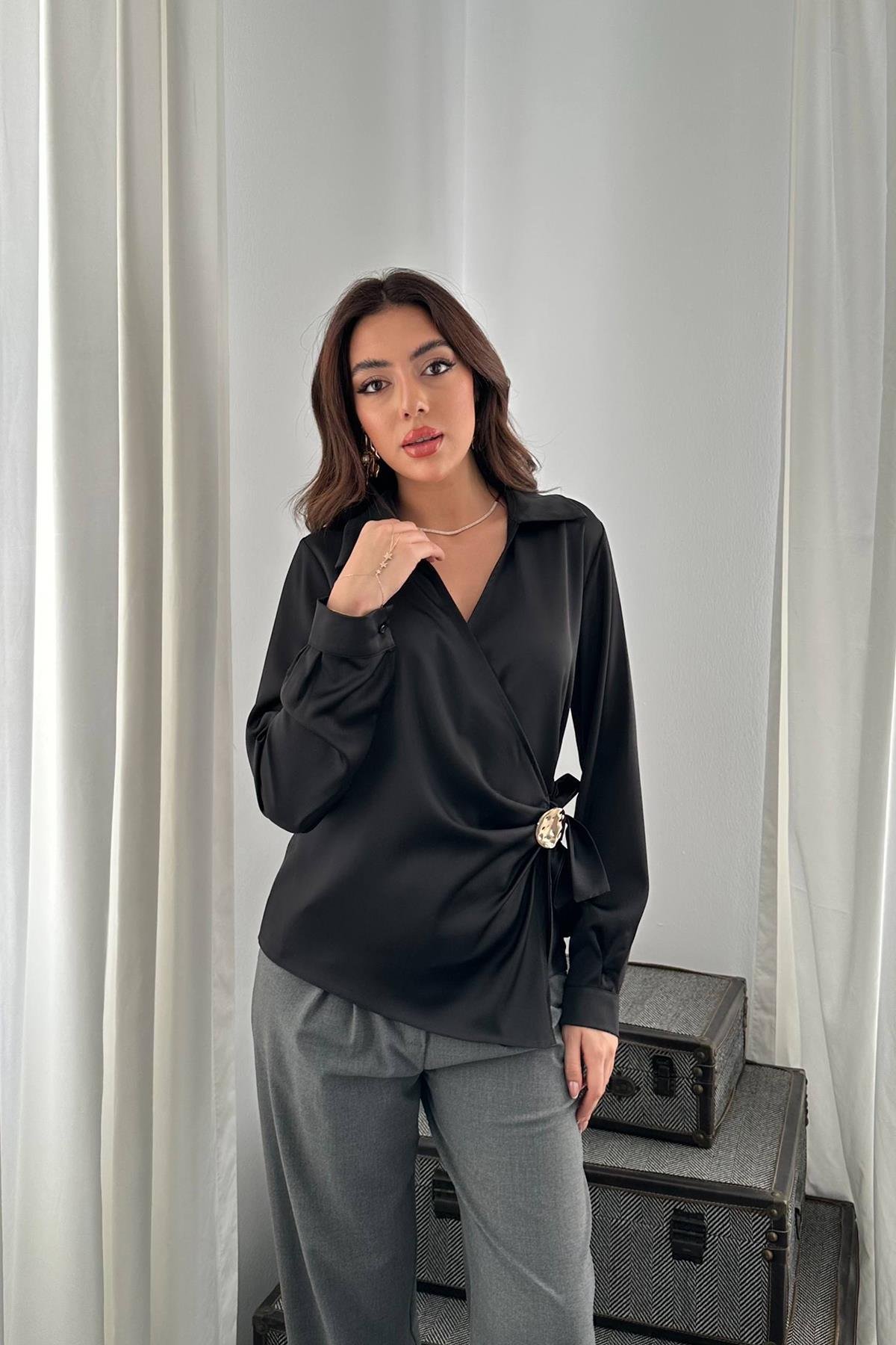 Toptan Siyah Düğme Detaylı Saten Bluz