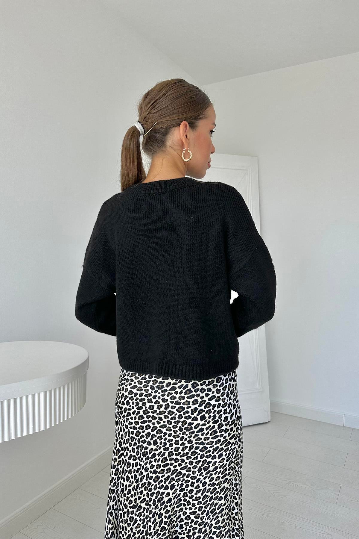 Toptan Siyah Faça ve Zincirli Triko Kazak