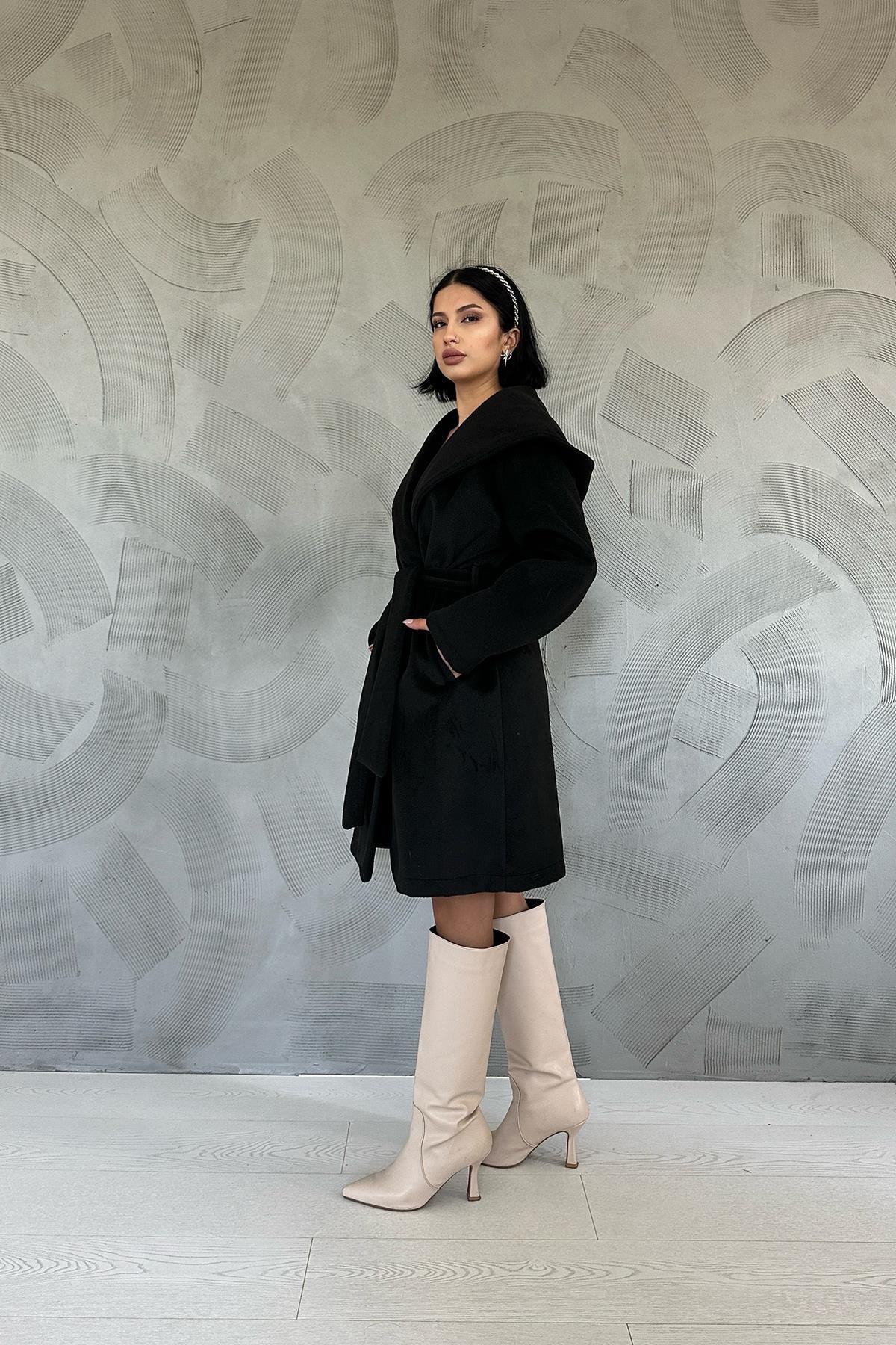 Toptan Siyah Kapüşonlu Kuşaklı Kaban