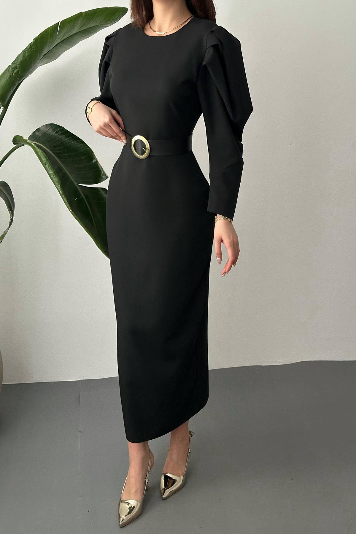 Toptan Siyah Kol Tepesi Pileli Kemerli Elbise