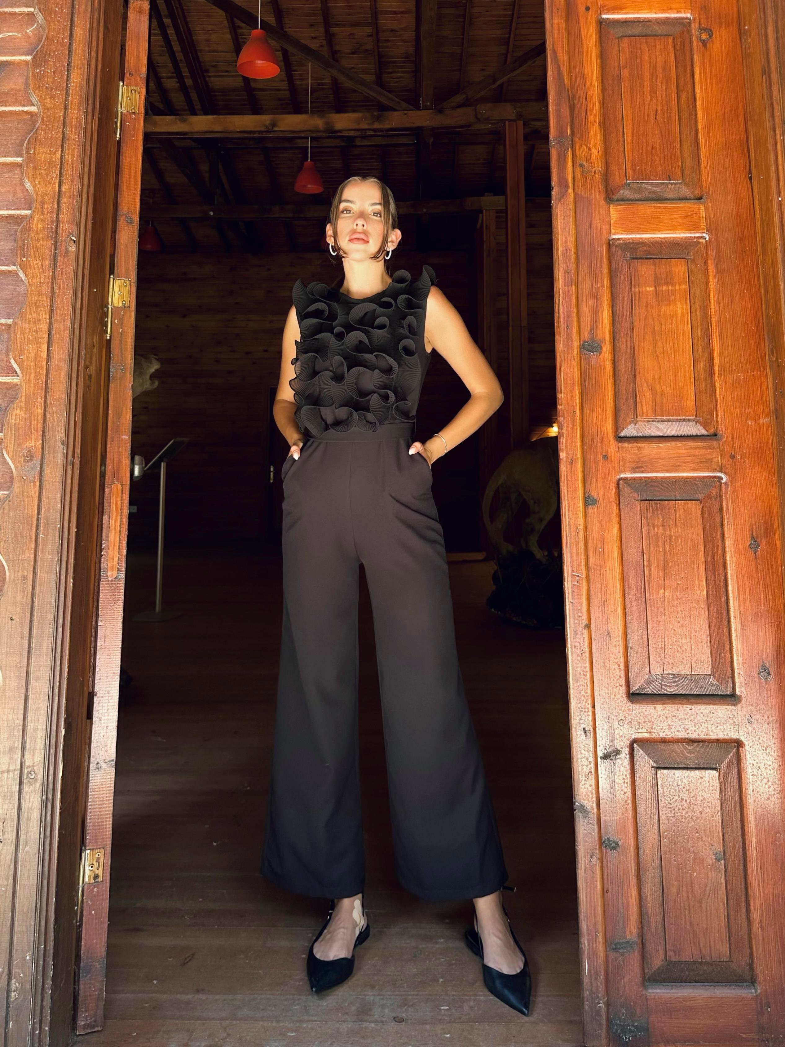 Toptan Siyah Volanlı ve Kemerli Tulum