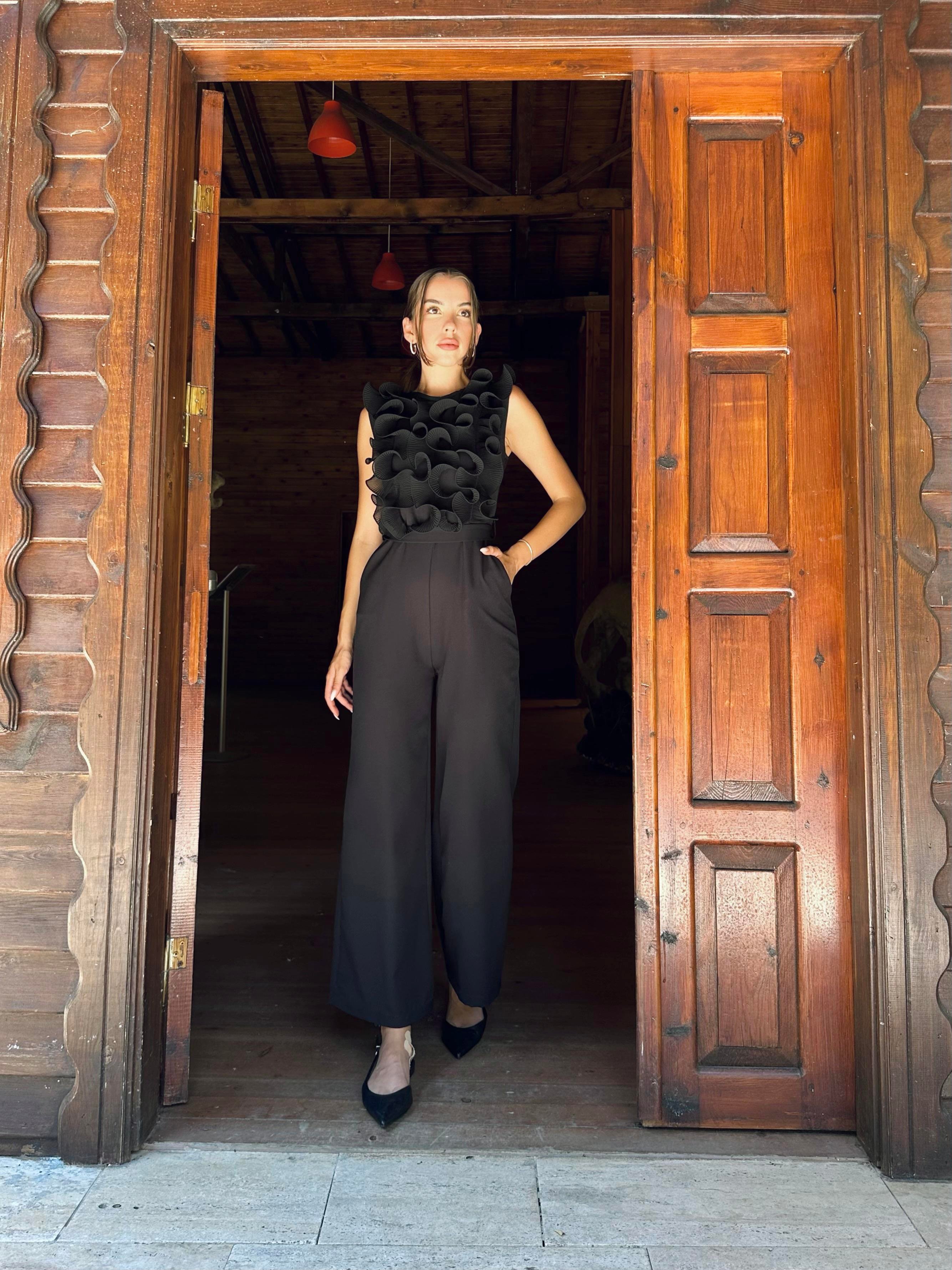 Toptan Siyah Volanlı ve Kemerli Tulum