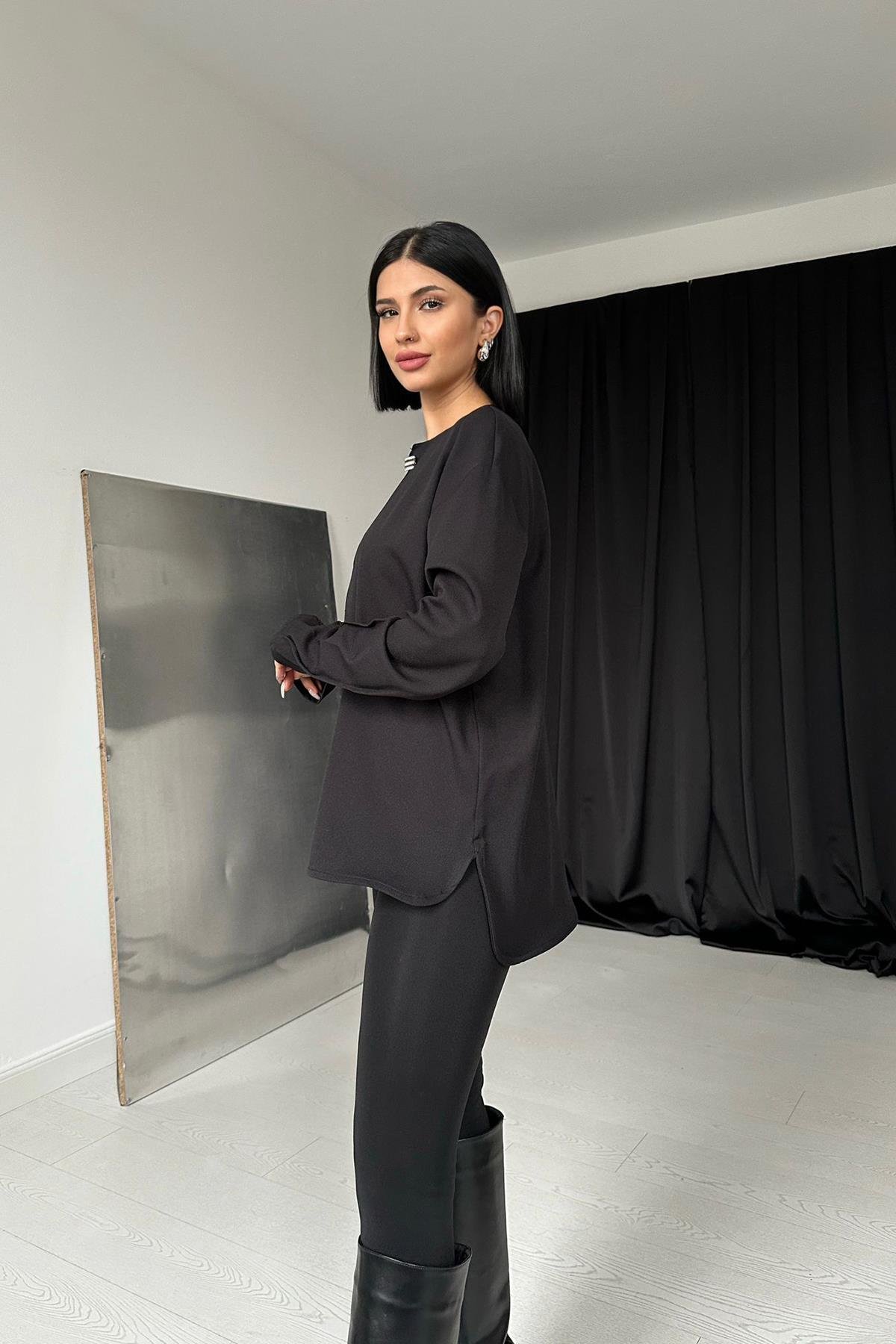 Toptan Siyah Yakası Broşlu Bluz