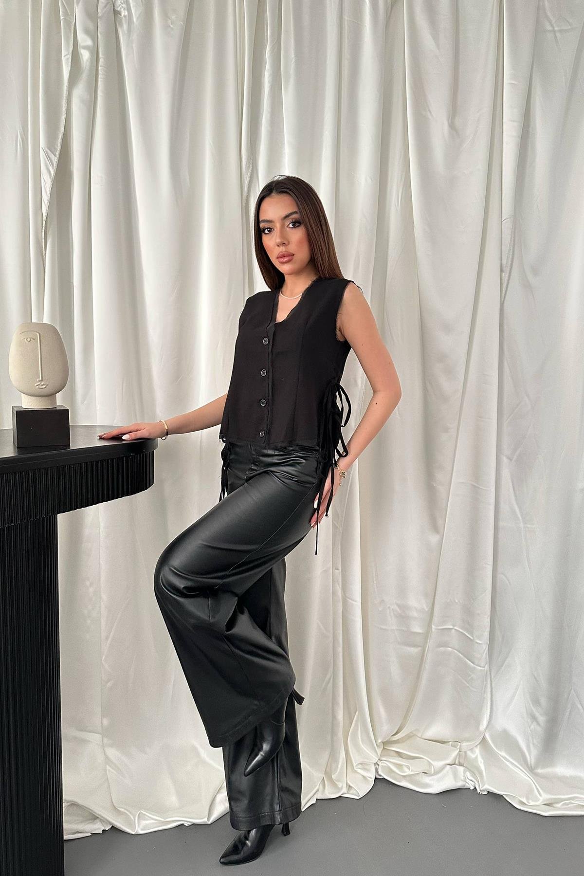 Toptan Siyah Yanları Bağcıklı Yelek