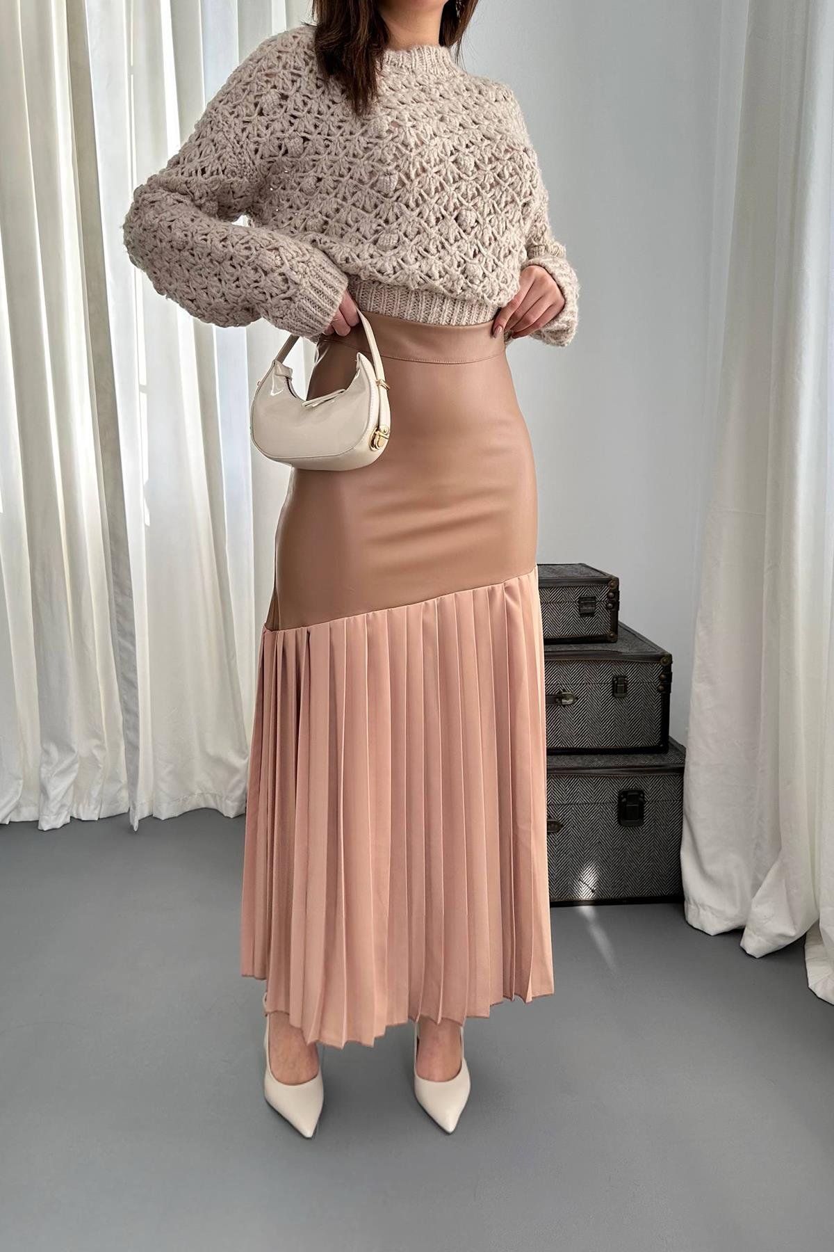 تنورة جلدية مطوية من أسفل المنك للبيع بالجملة