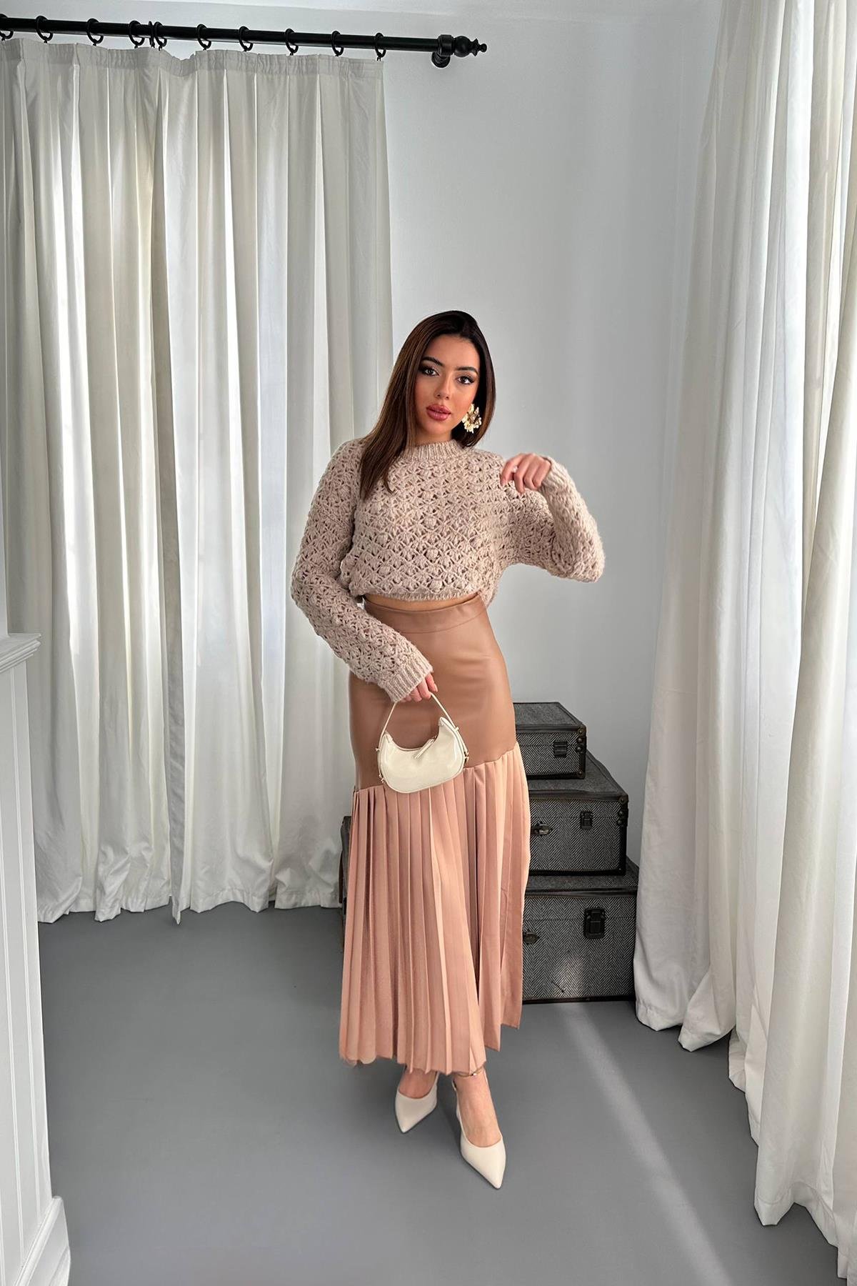 تنورة جلدية مطوية من أسفل المنك للبيع بالجملة