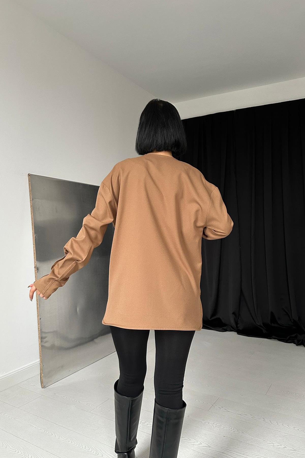 Toptan Vizon Yakası Broşlu Bluz