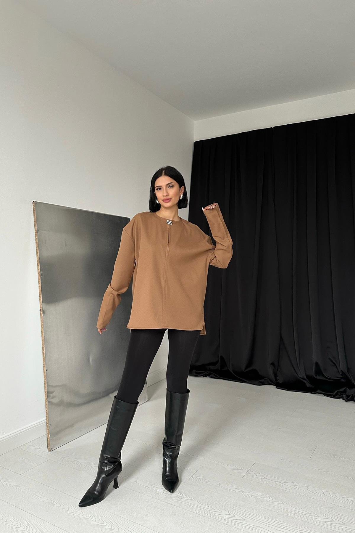 Toptan Vizon Yakası Broşlu Bluz