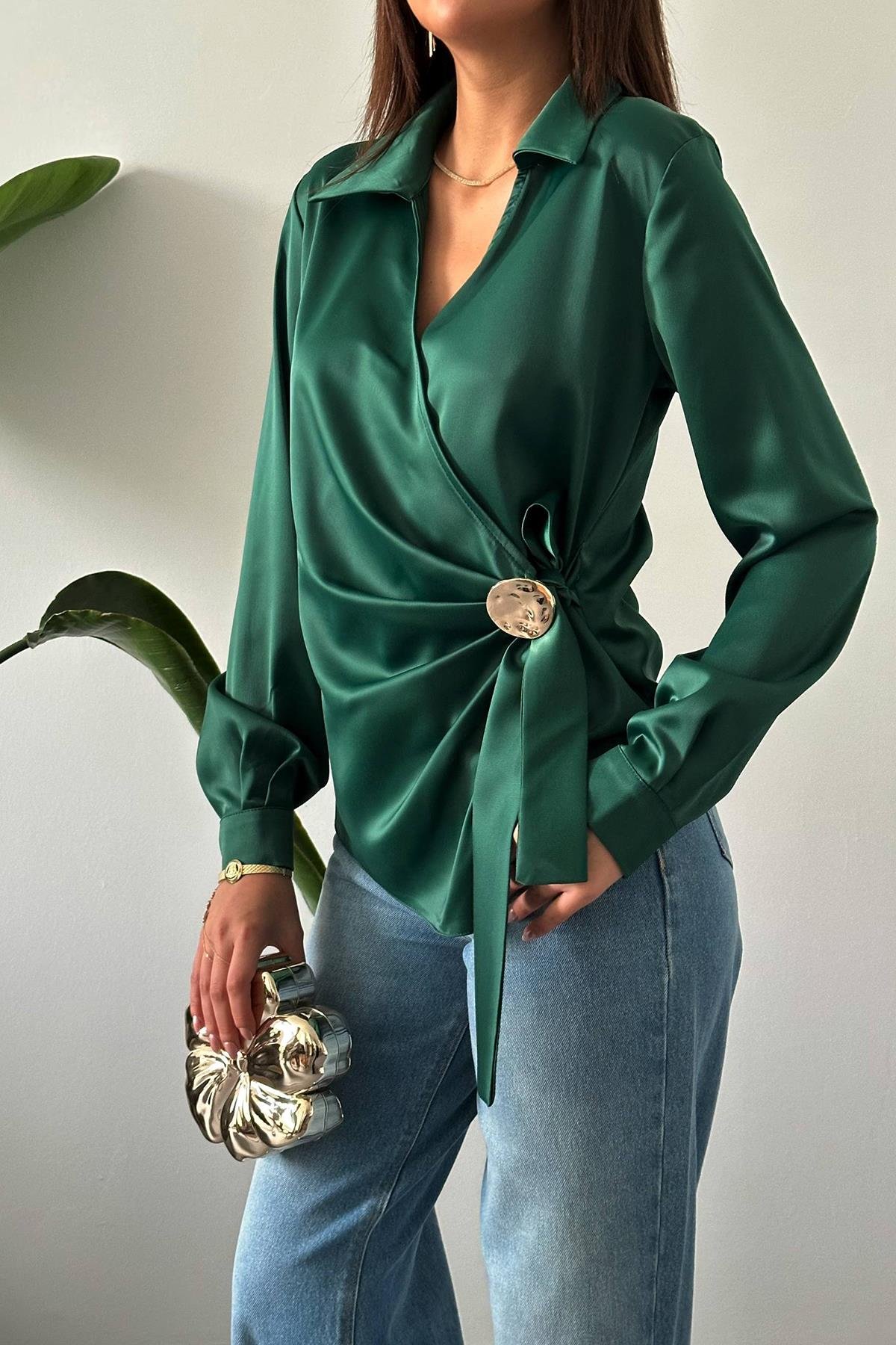 Toptan Zümrüt Düğme Detaylı Saten Bluz