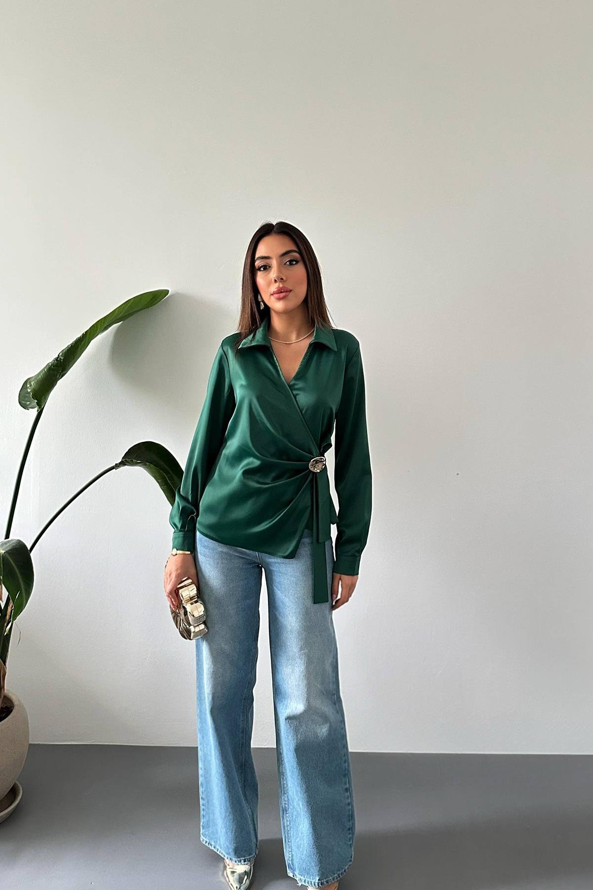 Toptan Zümrüt Düğme Detaylı Saten Bluz