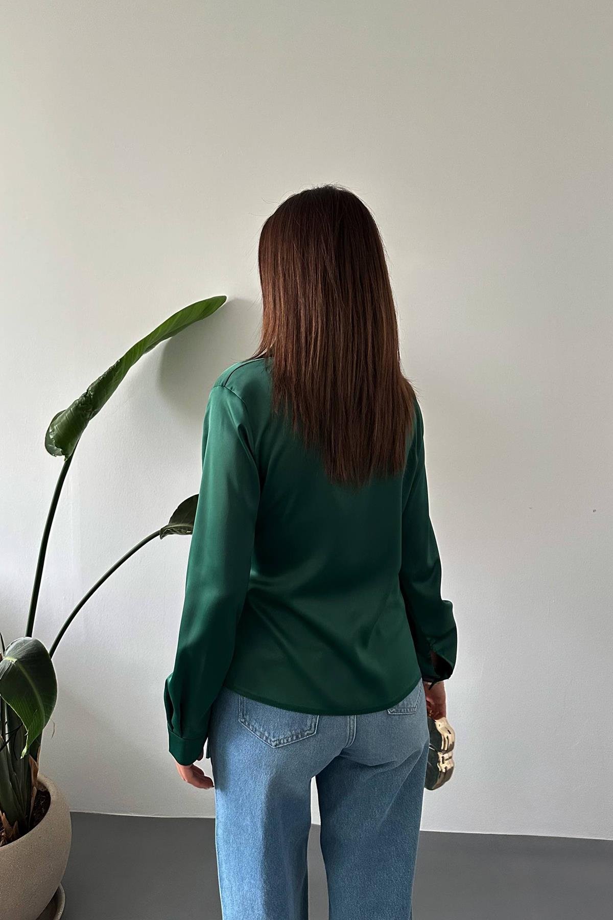 Toptan Zümrüt Düğme Detaylı Saten Bluz