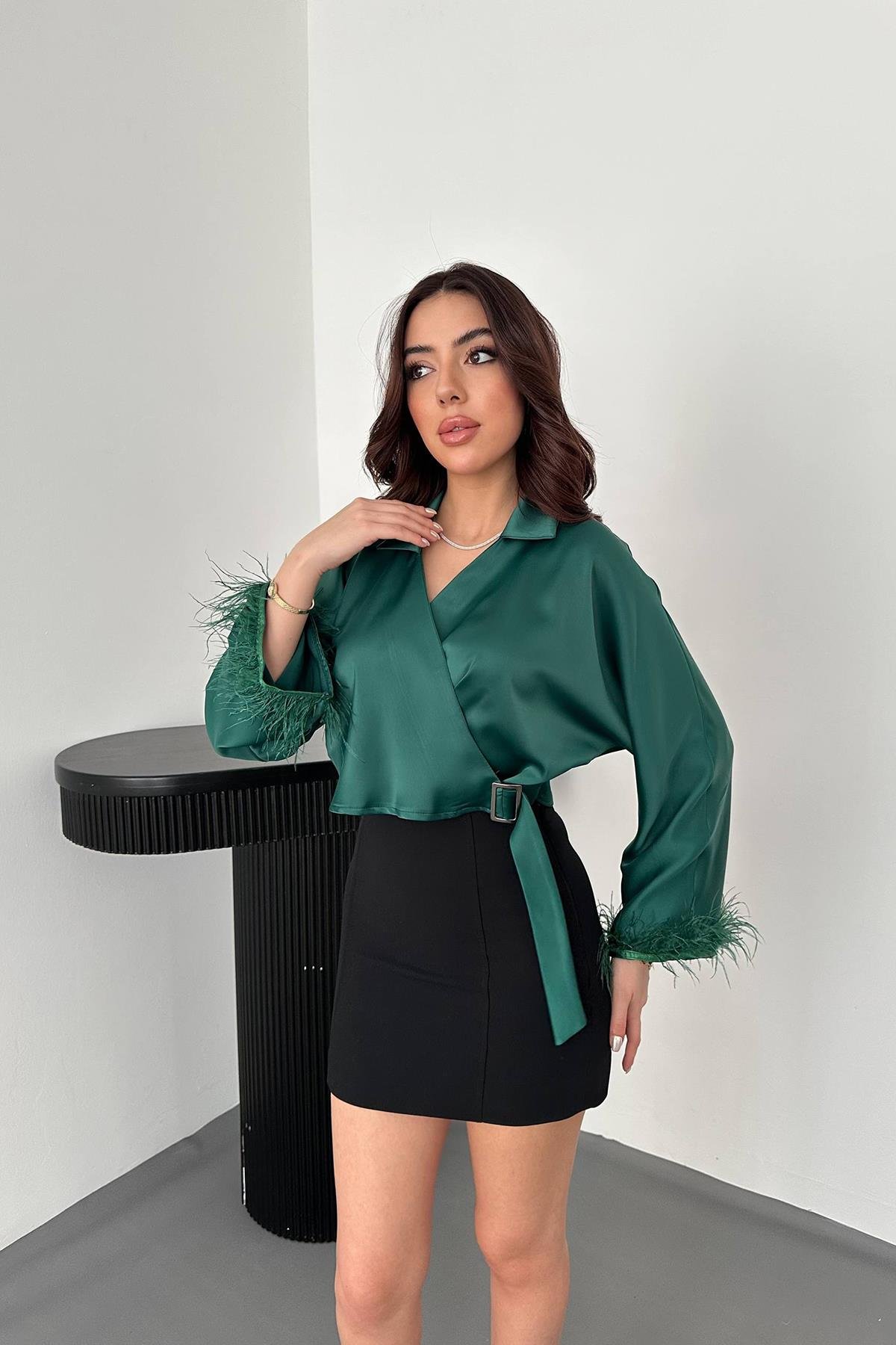 Toptan Zümrüt Kolları Tüylü Saten Crop