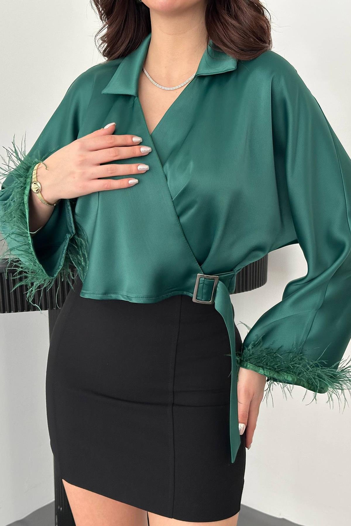 Toptan Zümrüt Kolları Tüylü Saten Crop