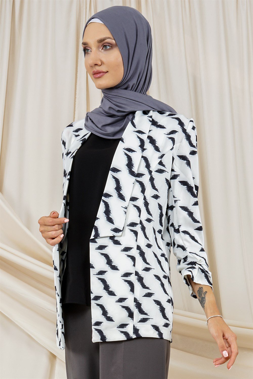Kadın Kruvaze Yaka Kolları Büzgülü Blazer Ceket  BeyazAT8003