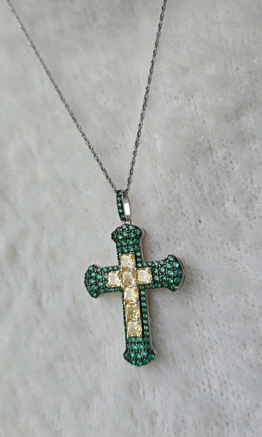 İTHAL SARI BUZ KESİM YEŞİL HAÇ CROSS GÜMÜŞ KOLYE
