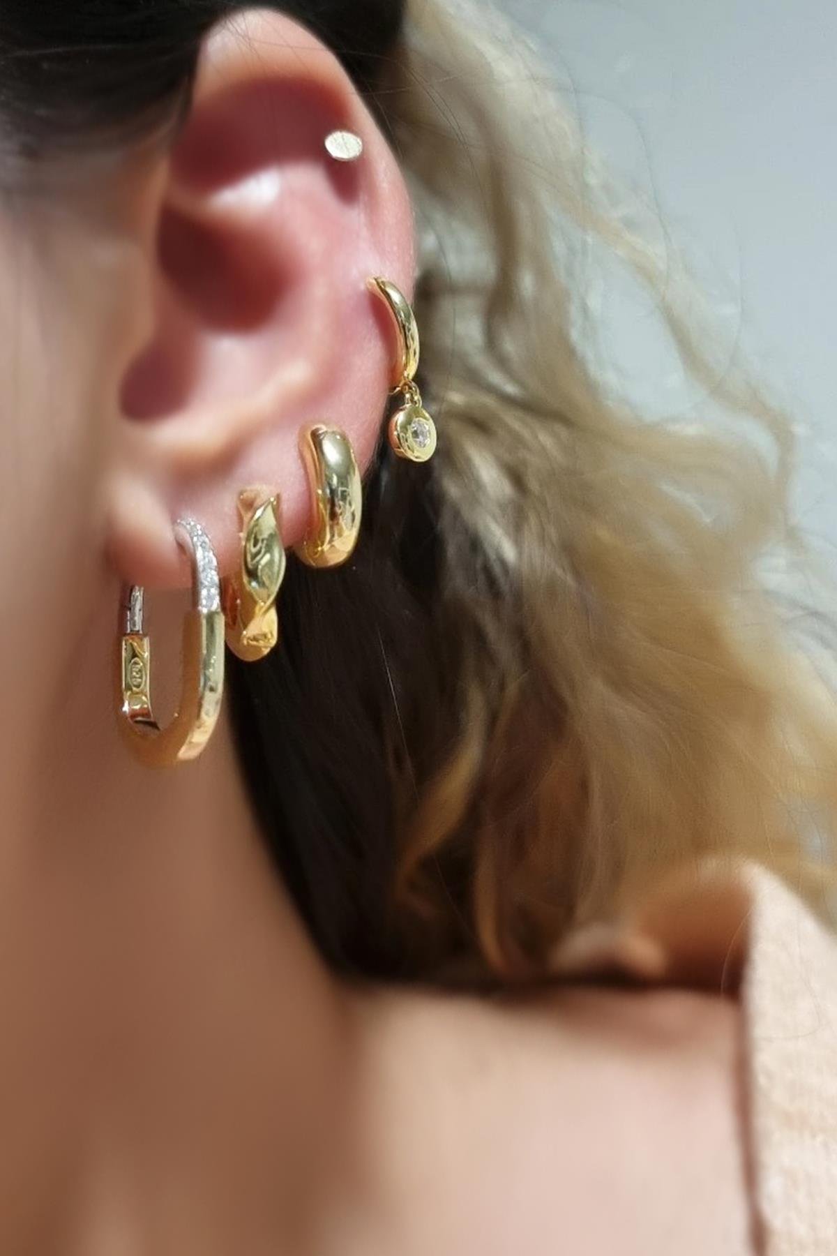 TEKLİ İTHAL 1.4 CM BOMBELİ MİNİ HALKA GÜMÜŞ KÜPE